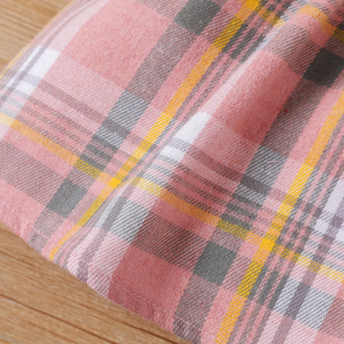 2pcs Baby Girl Front Buttons Ribbed Ruffle Puff-sleeve Top and Bow Decor Plaid Skirt Set PinkyWhite image 5