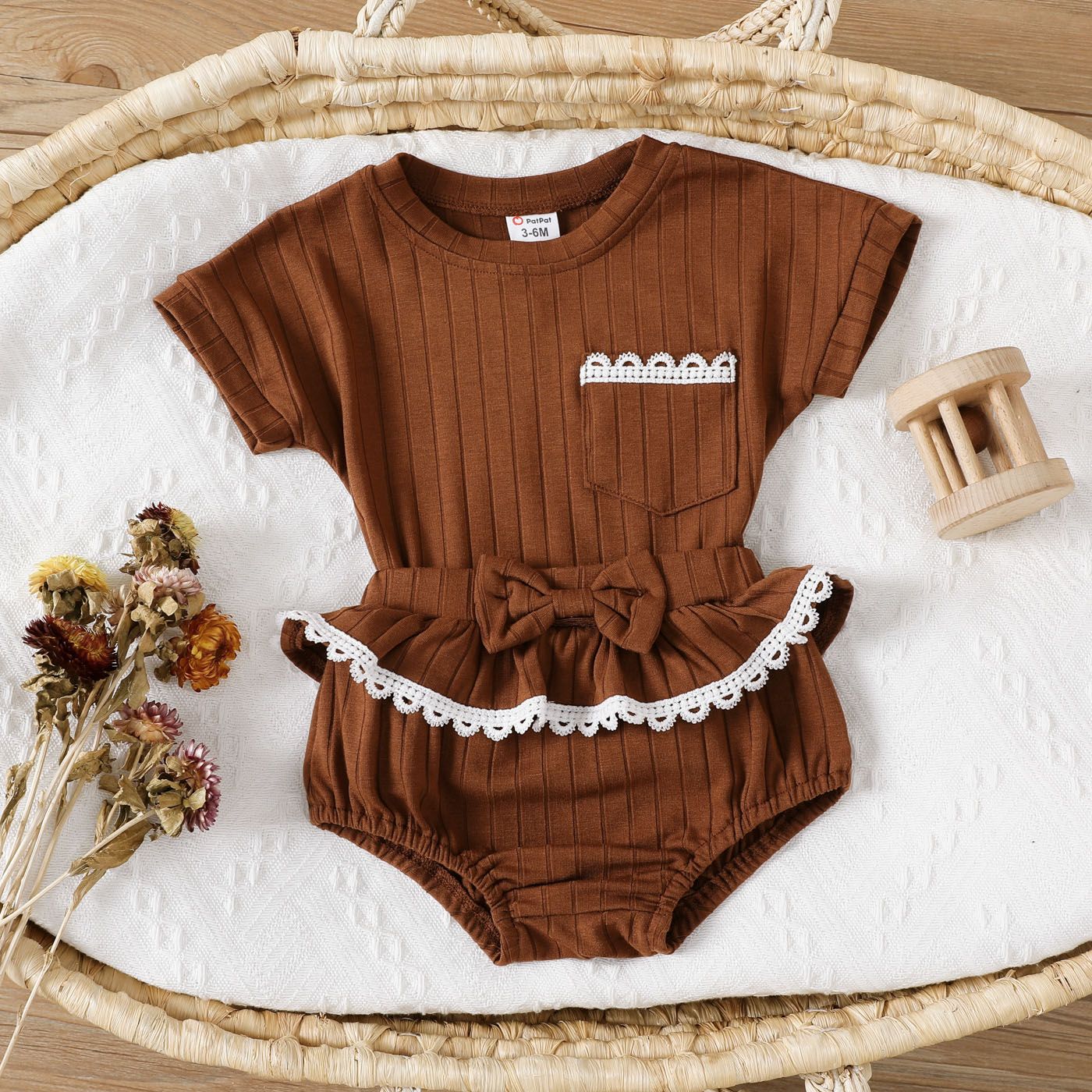 

2pcs Baby Girl Lace Trim Rib-knit Top and Bow Front Shorts Set