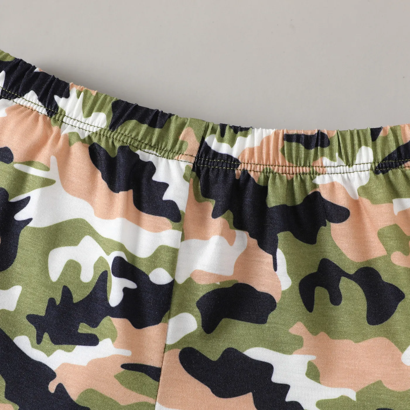 2pcs Baby Boy Naia™ Camouflage Glasses Top and Shorts Set Army green image 4