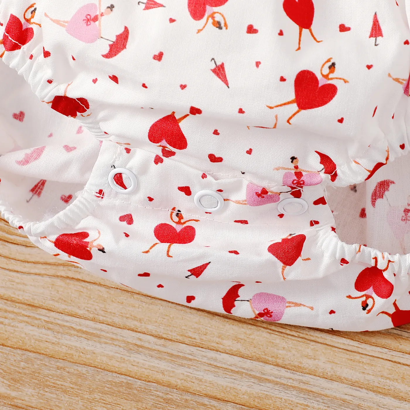 Baby Girl 100% Cotton Allover Heart Print Ruffle Collar Puff-sleeve Romper White image 3