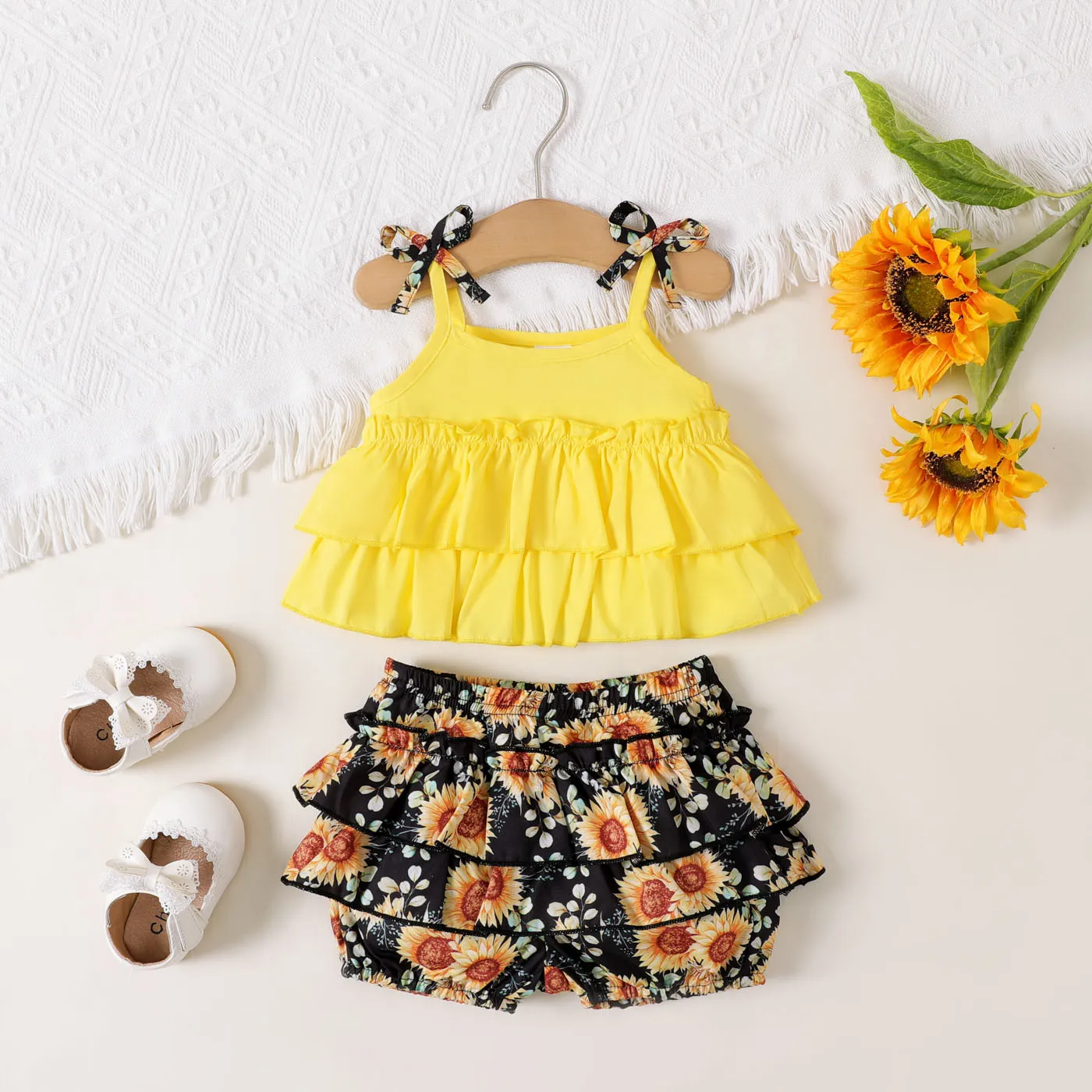 

2pcs Baby Girl 100% Cotton Ruffle Hem Knot Shoulder Cami Top and Sunflower Print Ruffled Shorts Set