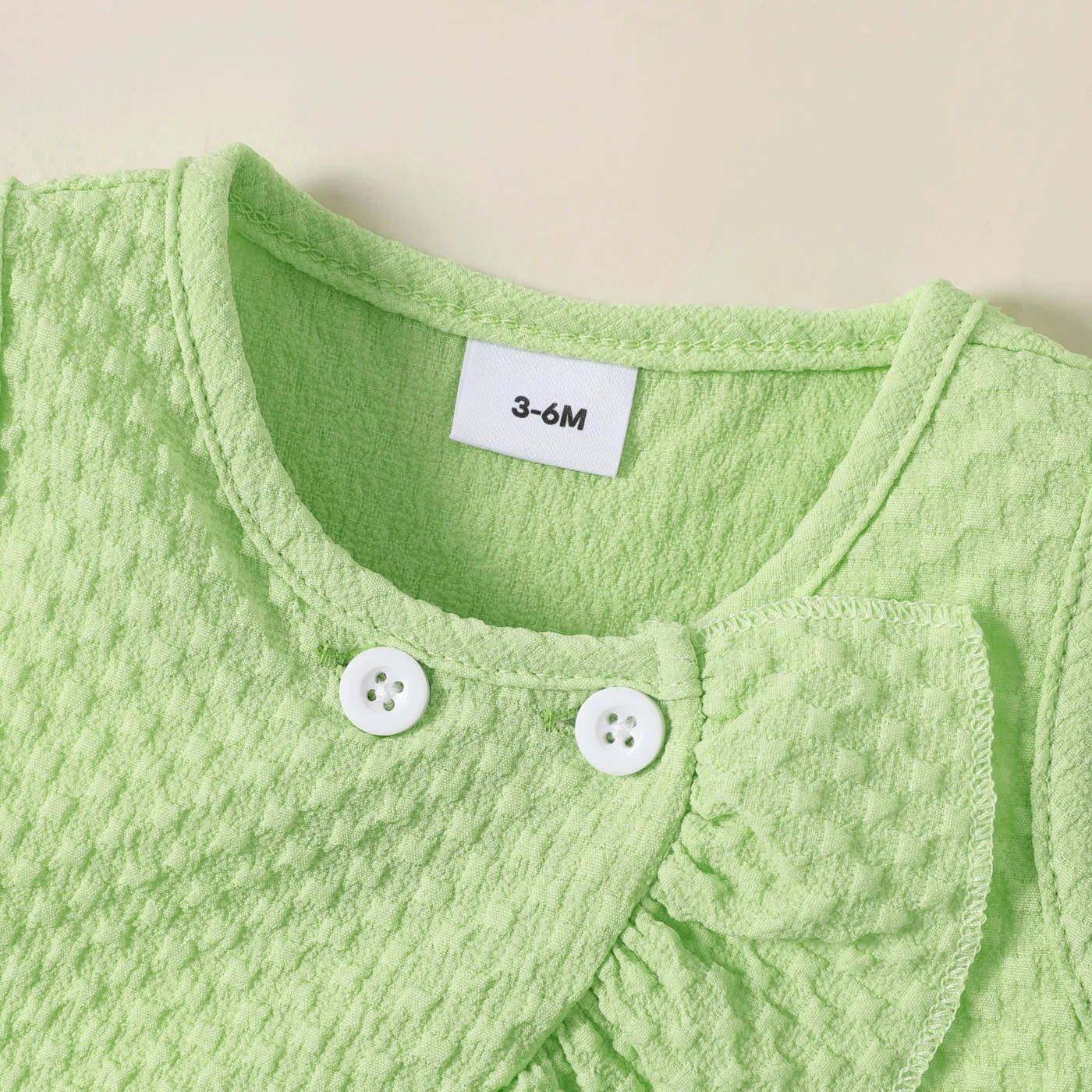 2pcs Baby Girl Front Buttons Ruffle Texture Sleeveless Top and Allover Little Daisy Print Pants Set   image 3