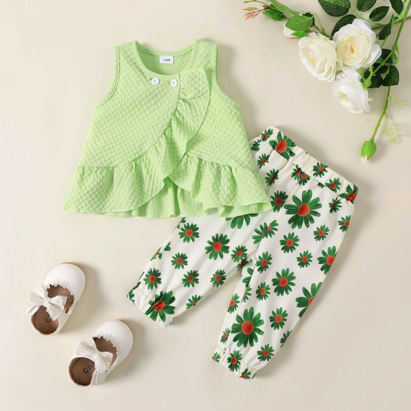 

2pcs Baby Girl Front Buttons Ruffle Texture Sleeveless Top and Allover Little Daisy Print Pants Set