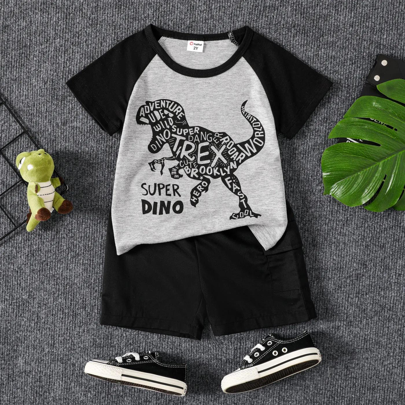 2pcs Toddler Boy Dinosaur Print Colorblock Short-sleeve Tee and Shorts Set Grey big image 1