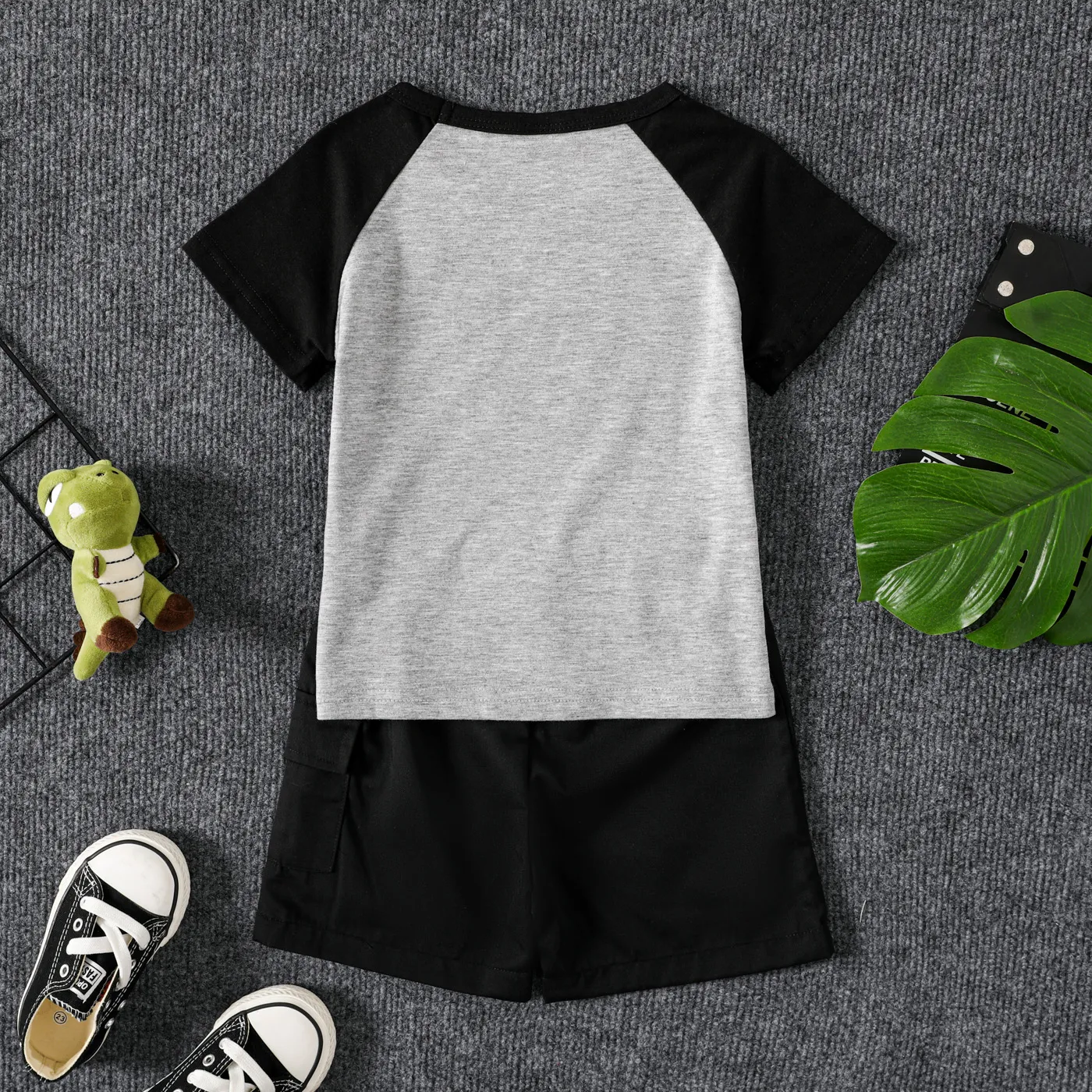 2pcs Toddler Boy Dinosaur Print Colorblock Short-sleeve Tee and Shorts Set Grey image 2