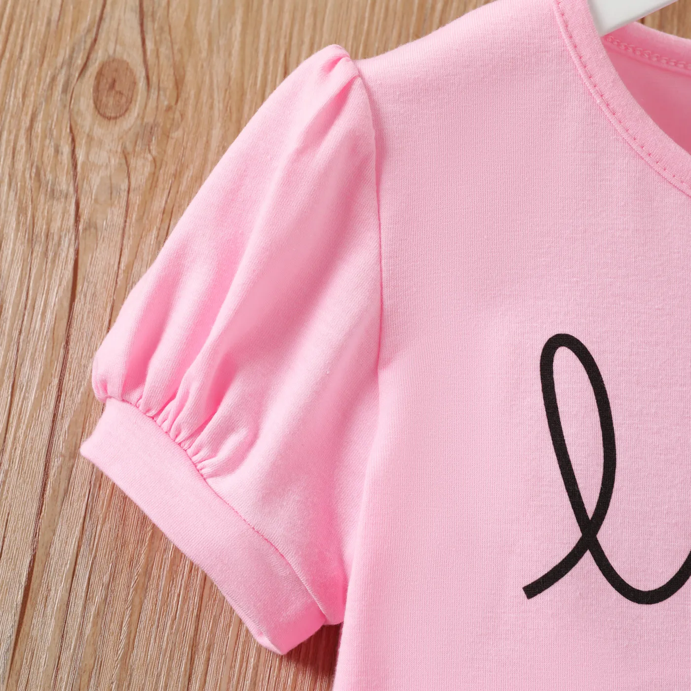 2pcs Kid Girl Letter Print Short-sleeve Top and Heart Graphic Denim Shorts Set   image 3
