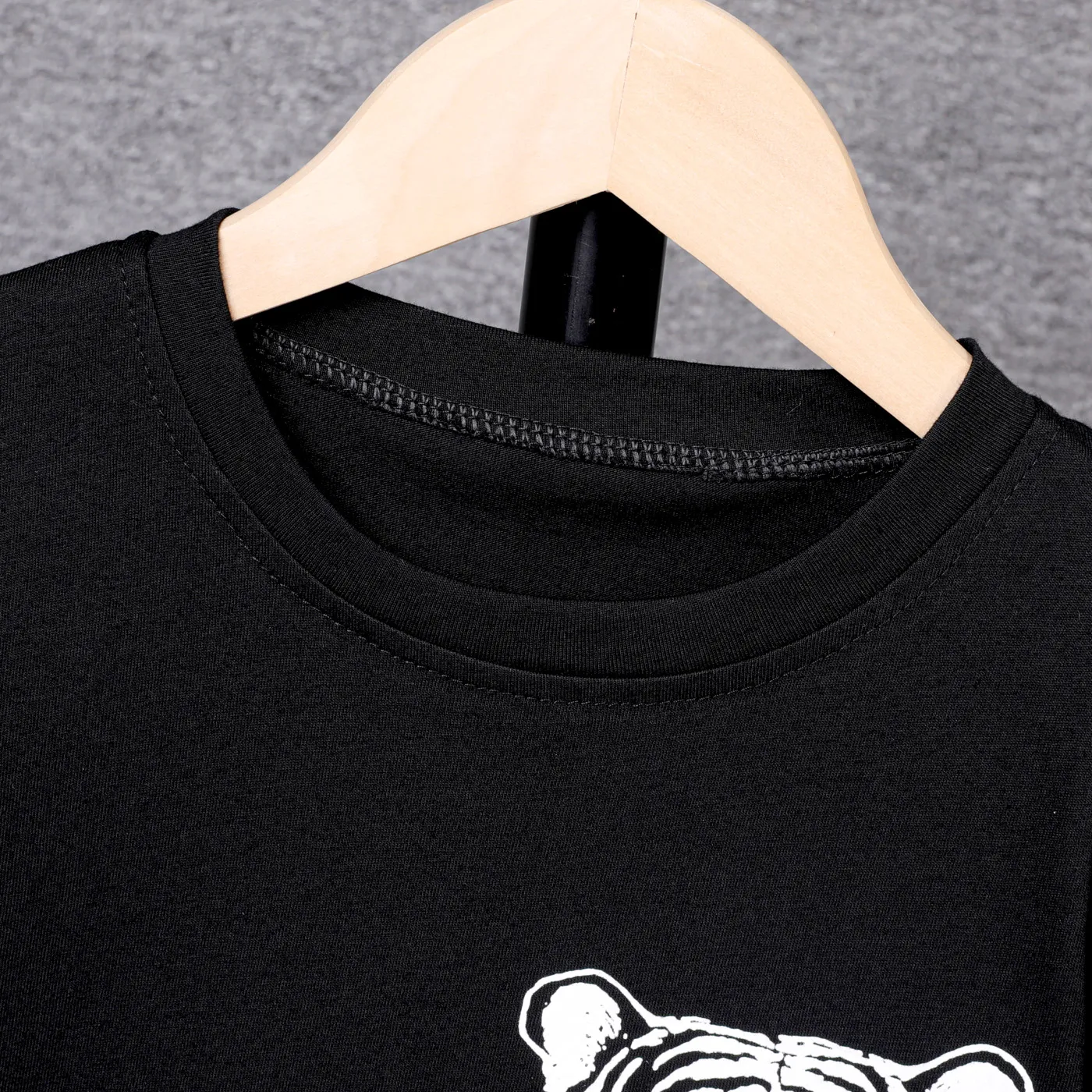2pcs Kid Boy 100% Cotton Tiger Pattern Short-sleeve Tee and Pockets Ripped Denim Shorts Set  image 4
