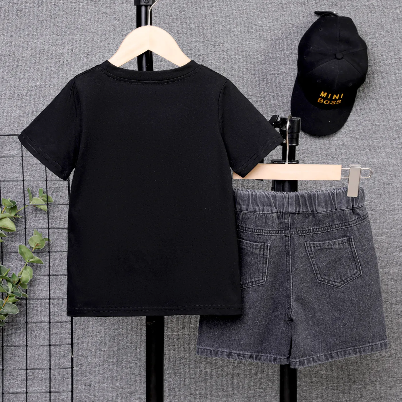2pcs Kid Boy 100% Cotton Tiger Pattern Short-sleeve Tee and Pockets Ripped Denim Shorts Set  image 2