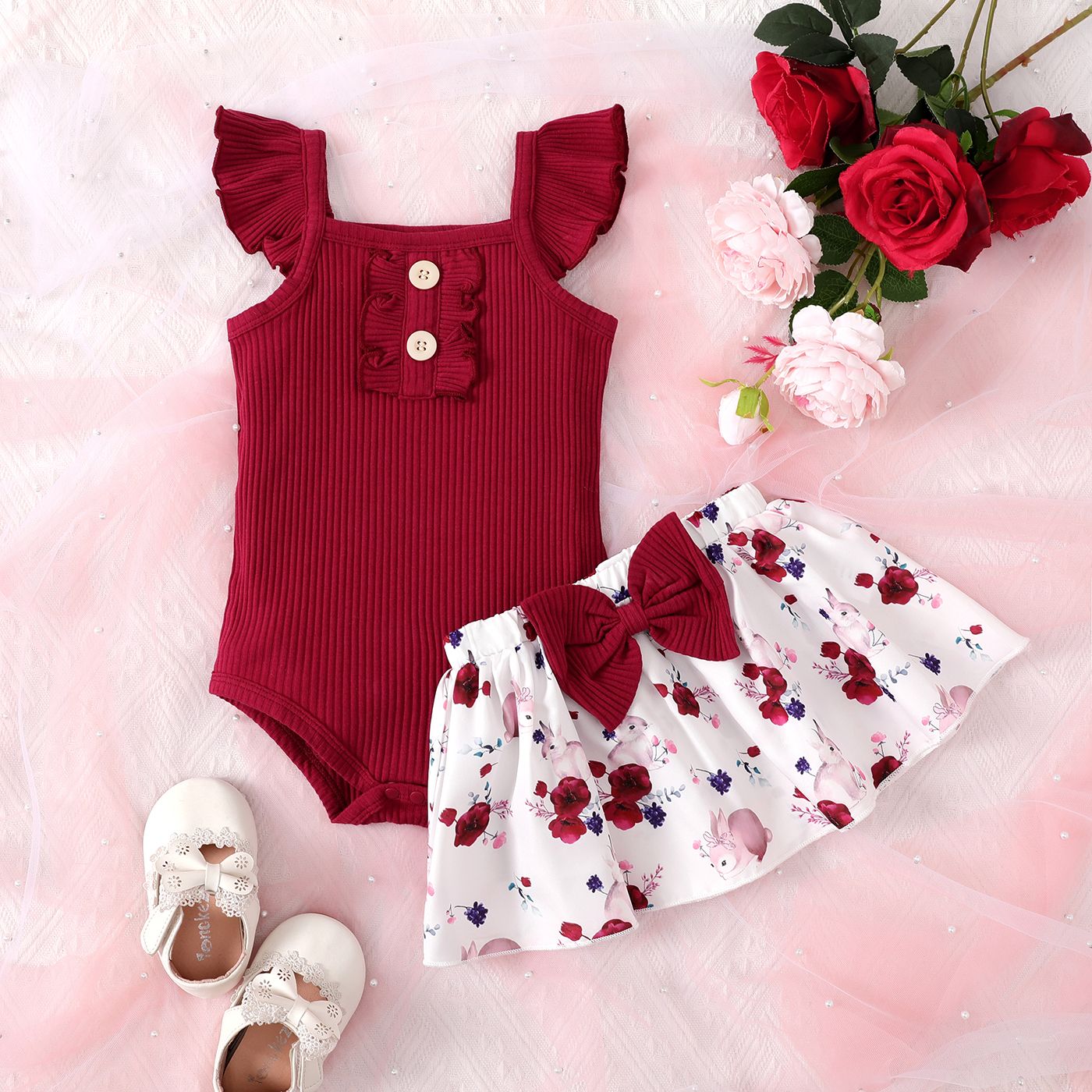 2pcs Baby Girl 95% Coton Boutons Avant Ruffle Côtelé Flutter-sleeve Romper Et Allover Fleurs & Lapins Print Bow Decor Jupe Set