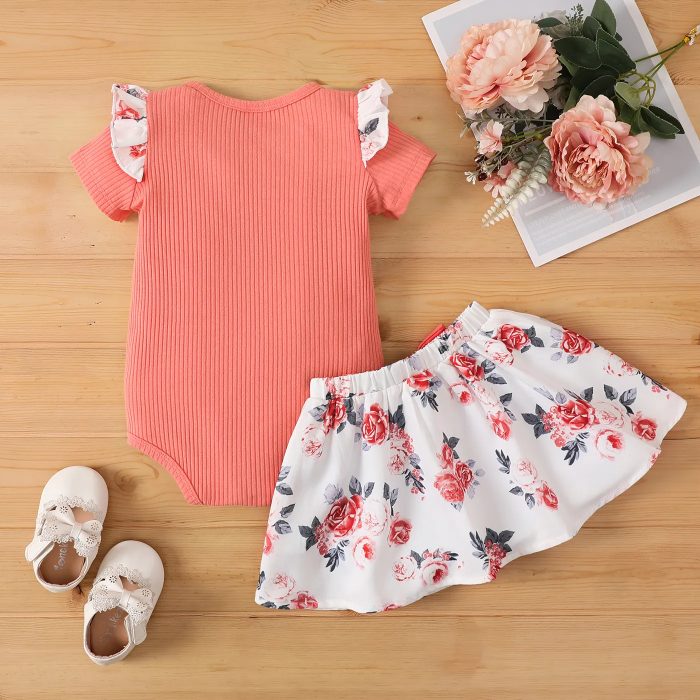 2pcs Baby Girl Ruffle Ribbed Short-sleeve Romper and Allover Floral Print Bow Decor Skirt Set  image 2