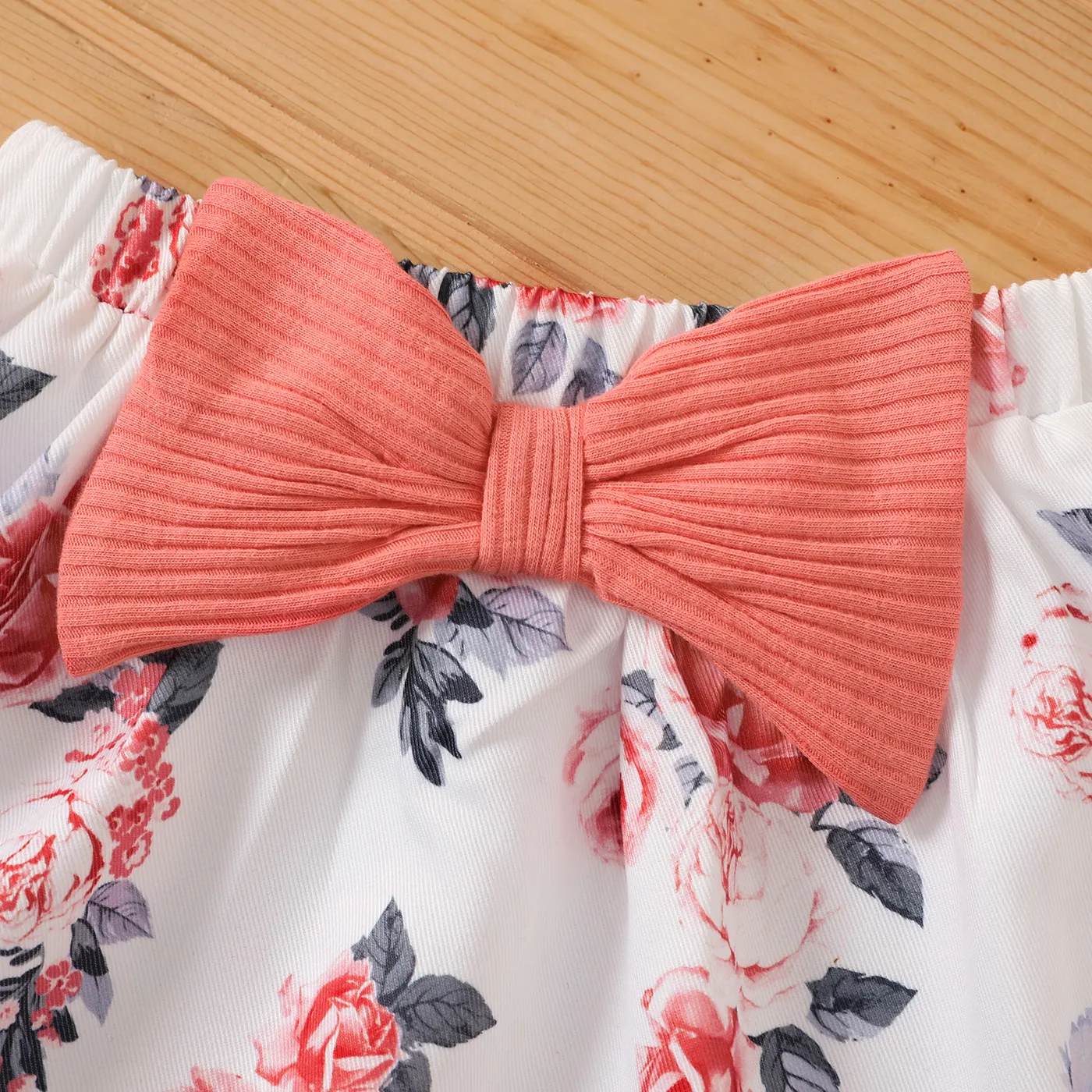 2pcs Baby Girl Ruffle Ribbed Short-sleeve Romper and Allover Floral Print Bow Decor Skirt Set  image 4