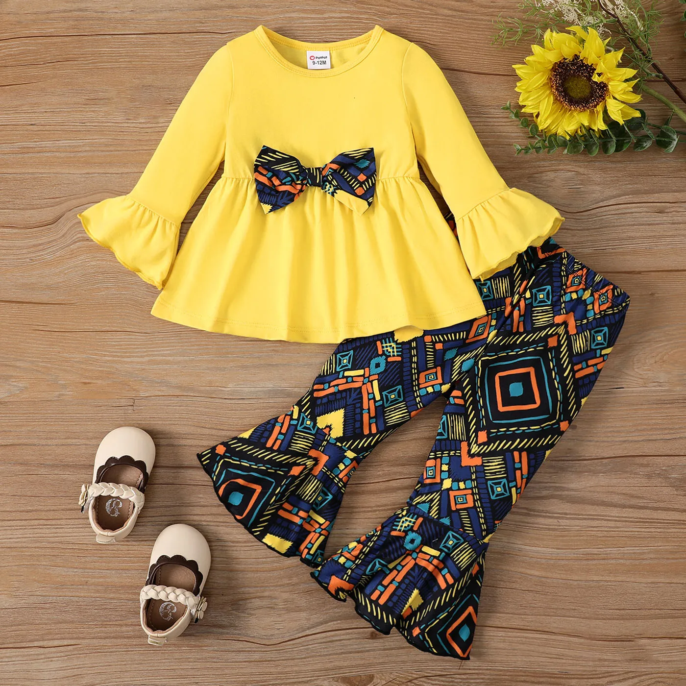 2pcs Baby Girl Bow Decor Peplum Top and Allover Pattern Flared Pants Set