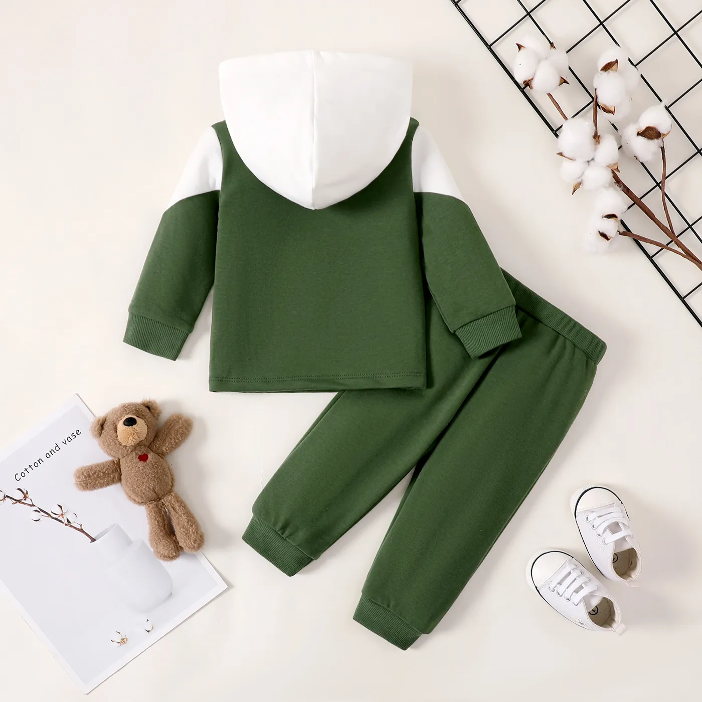 2pcs Baby Boy Bear Print Color Block Hoodie and Pants Set   Army green image 2