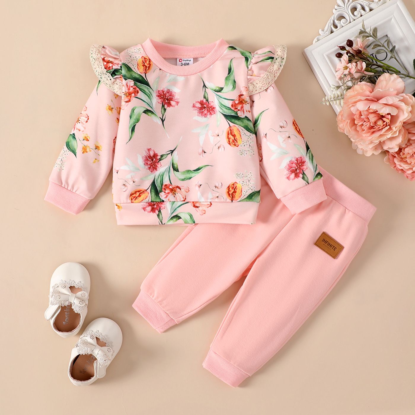 

2pcs Baby Girl Floral Print Ruffle Trim Sweatshirt and Letter Patched Pants Set