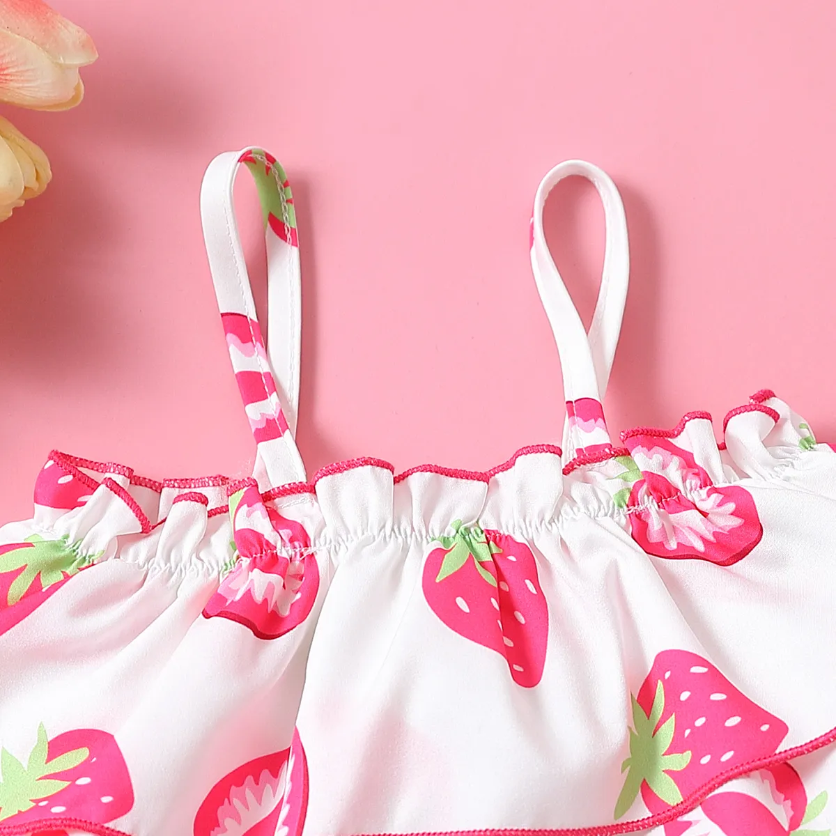 2pcs Toddler Girl Strawberry Print Ruffled Camisole and Flared Pants Set   image 4