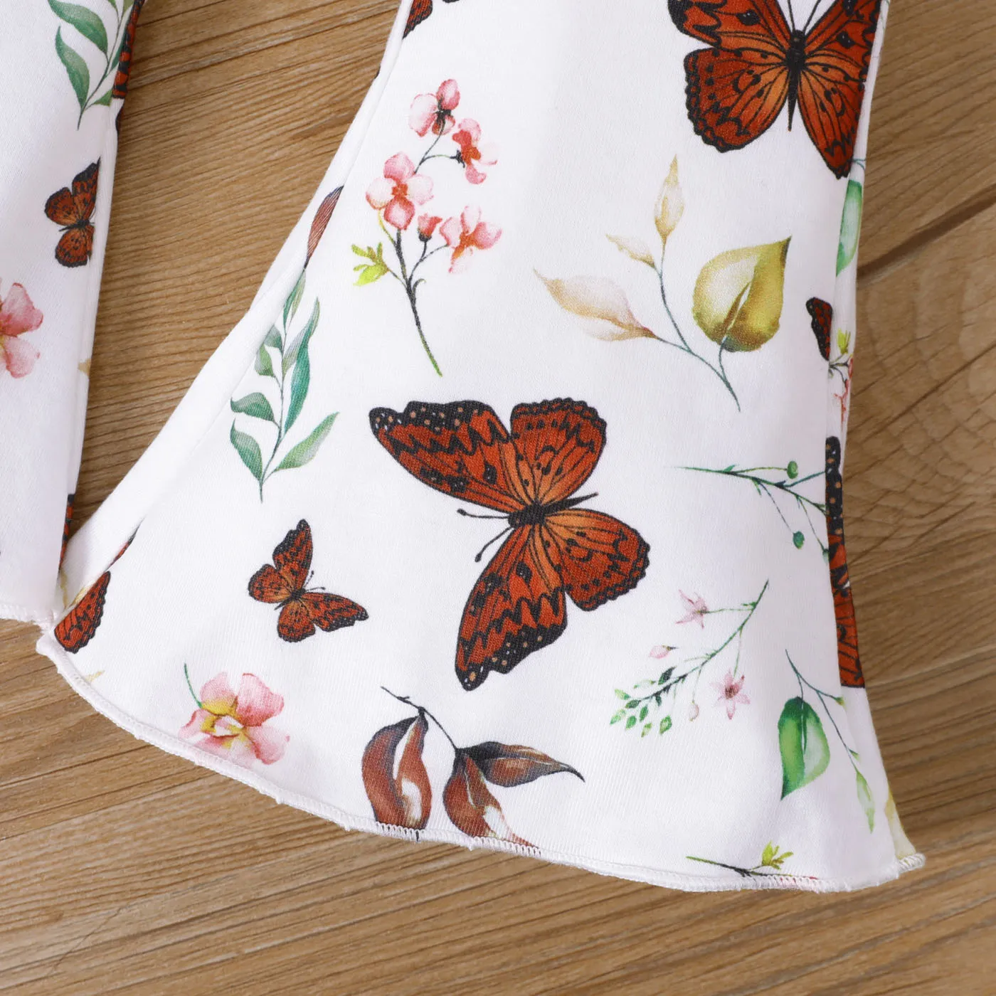 2pcs Baby Girl Butterfly Print Bow Decor Bell Sleeves Bodysuit and Flared Pants Set   image 5