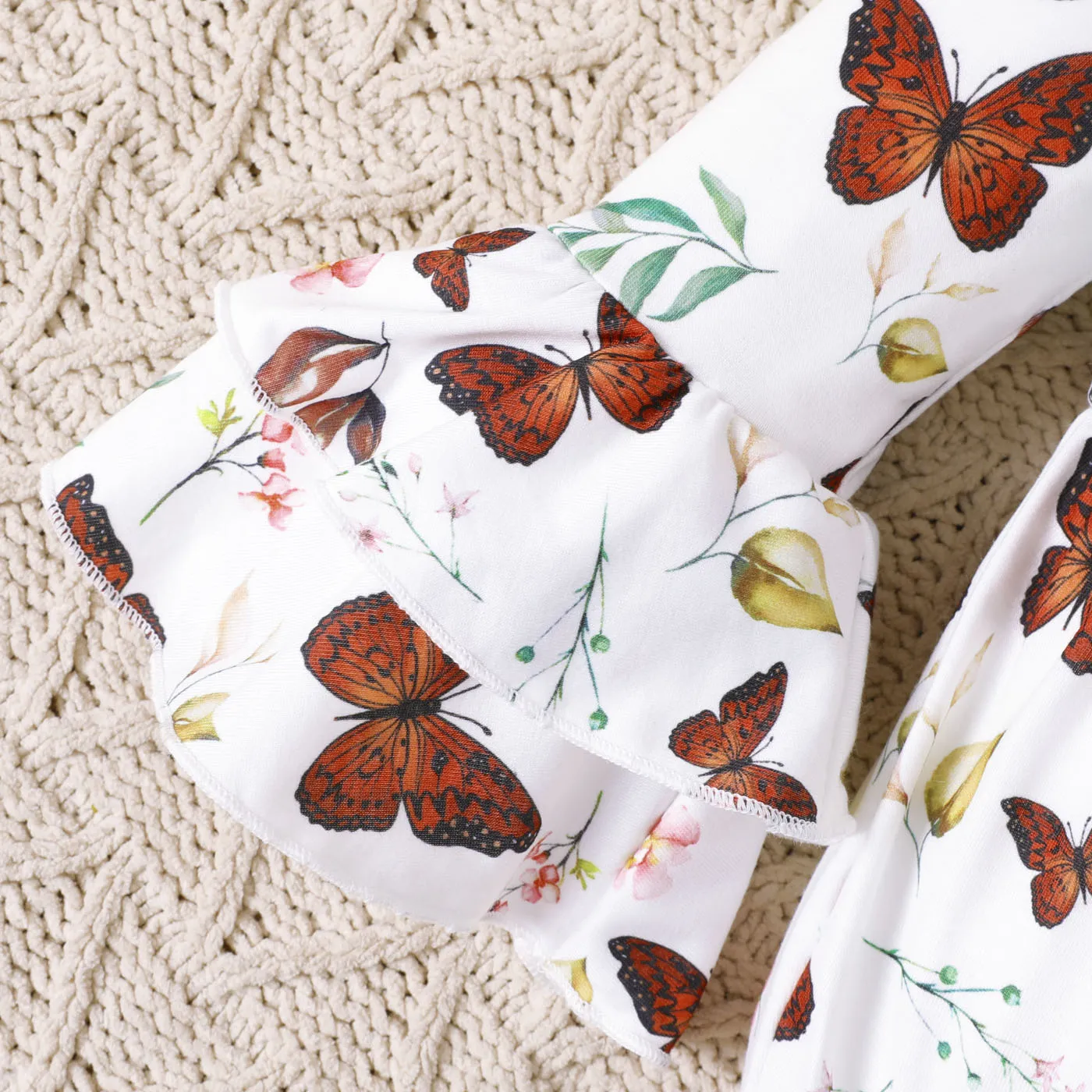 2pcs Baby Girl Butterfly Print Bow Decor Bell Sleeves Bodysuit and Flared Pants Set   image 4