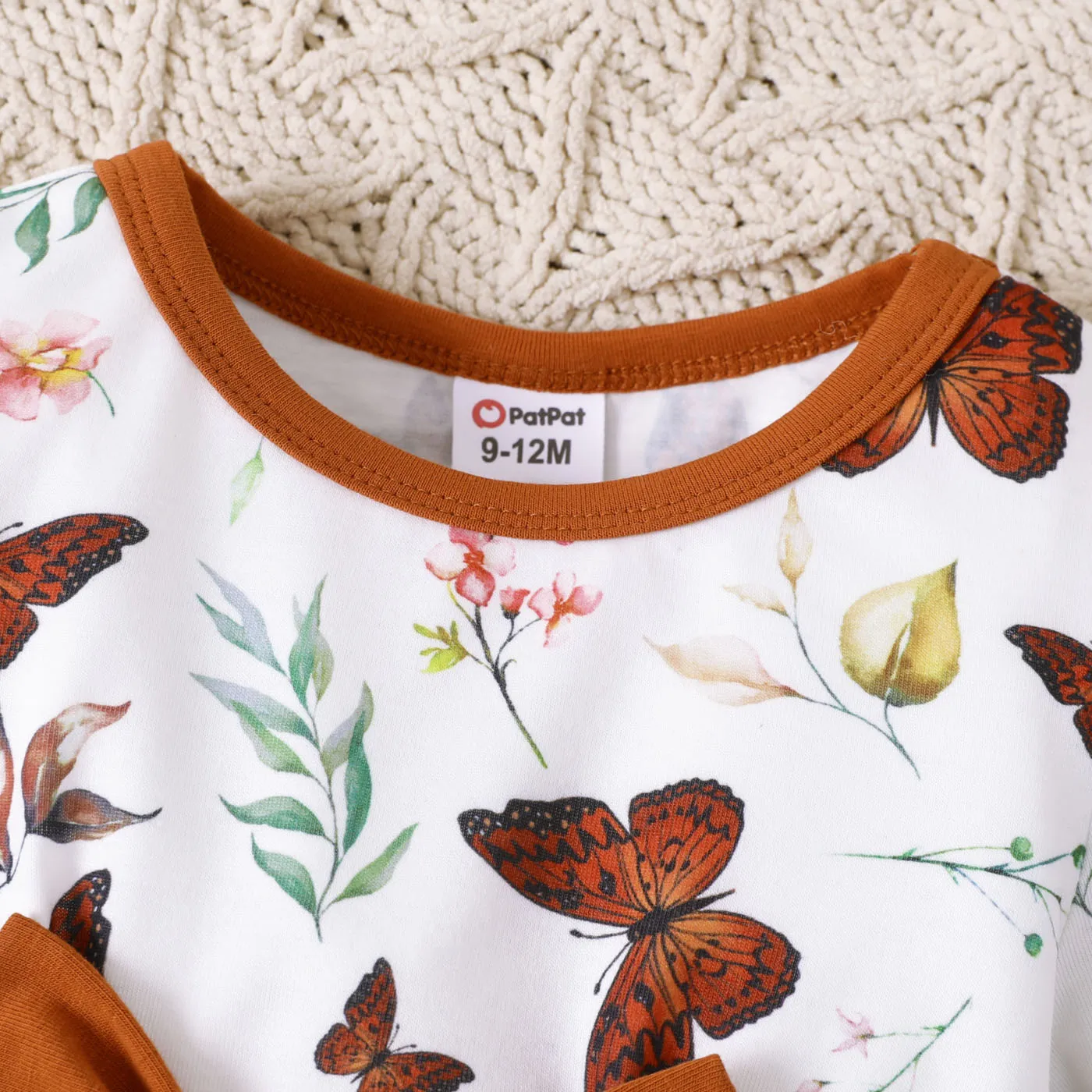2pcs Baby Girl Butterfly Print Bow Decor Bell Sleeves Bodysuit and Flared Pants Set   image 3