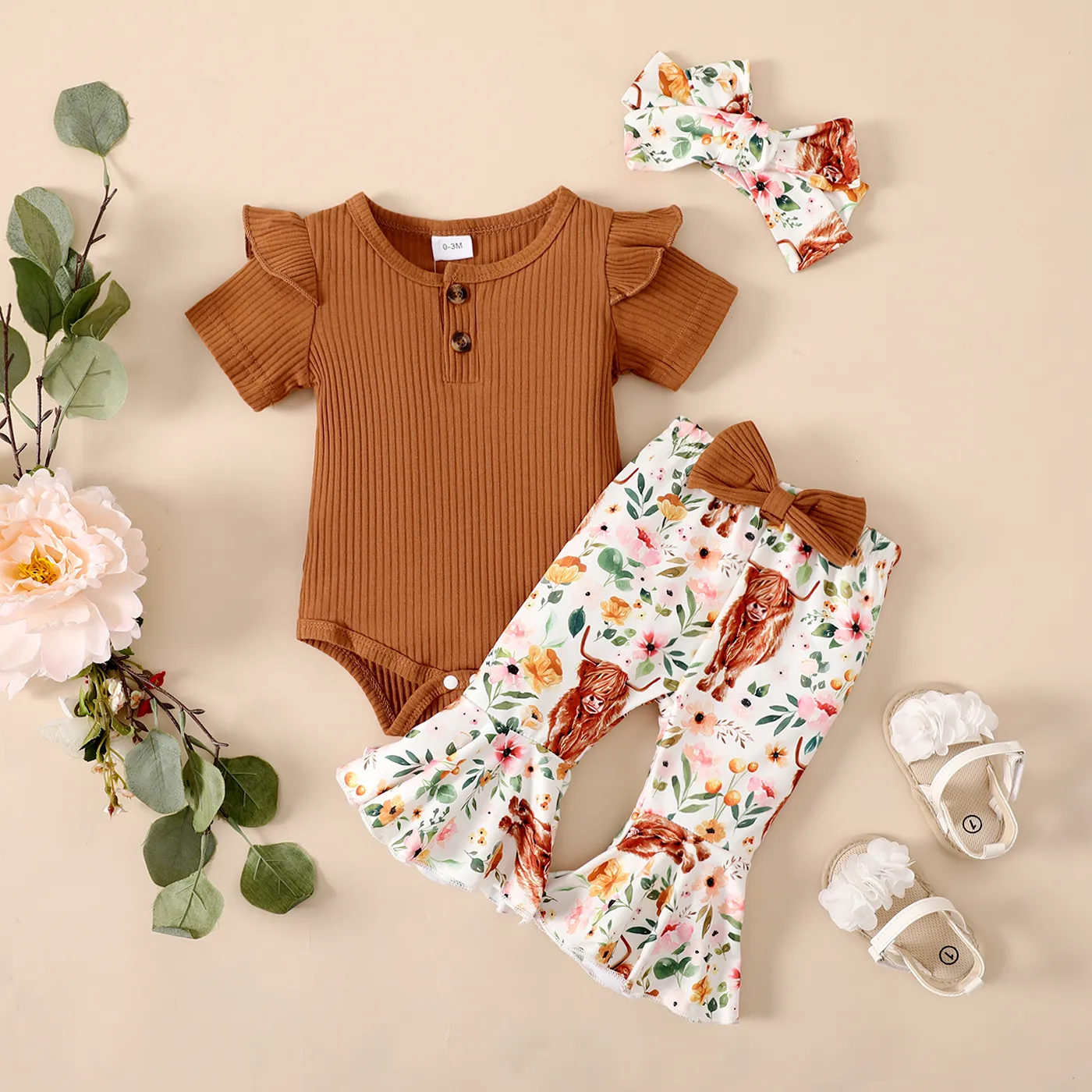 3pcs Baby Girl 95% Cotton Ribbed Flutter-sleeve Romper and Bow Front Floral Print Flared Pants & Headband Set Brown big image 1