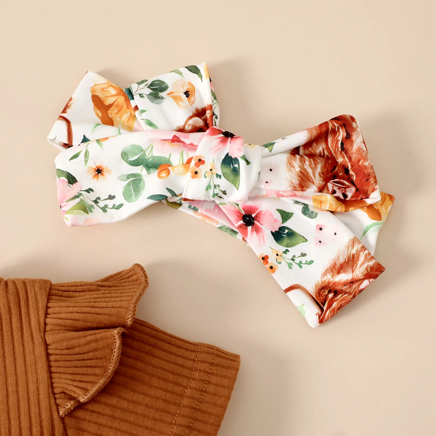 3pcs Baby Girl 95% Cotton Ribbed Flutter-sleeve Romper and Bow Front Floral Print Flared Pants & Headband Set Brown image 5