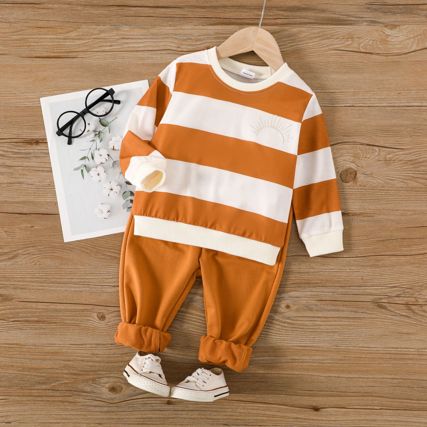 

2pcs Toddler Boy Embroidered Detail Striped Pullover Sweatshirt and Solid Pants Set