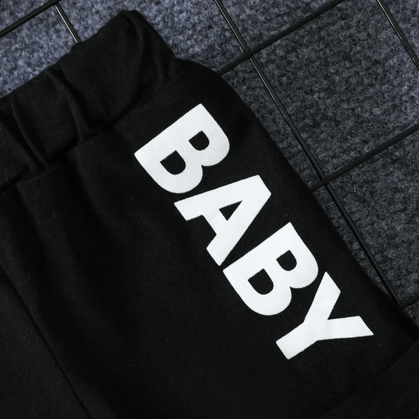 2pcs Baby Boy 95% Cotton Smile Face Print Short-sleeve Tee and 95% Cotton Letters Print Shorts Set  image 3