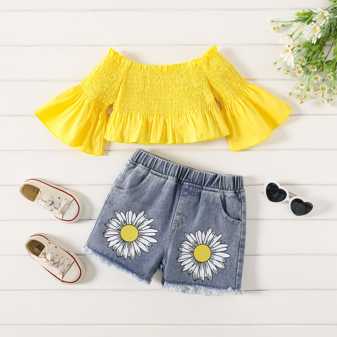 2pcs Toddler Girl 100% Coton Off-Shoulder Smocked Top Et Sunflower Print Denim Shorts Set