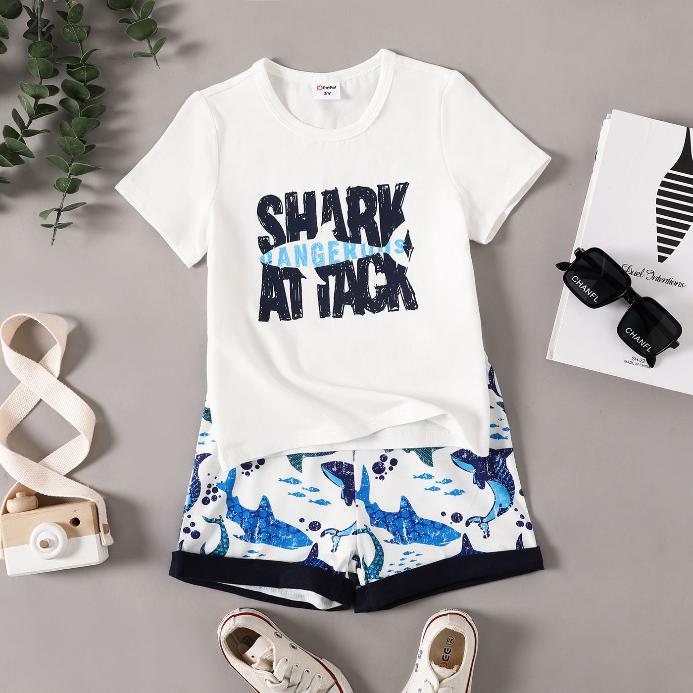 

2pcs Toddler Boy Shark & Letter Print Short-sleeve Tee and Shorts Set