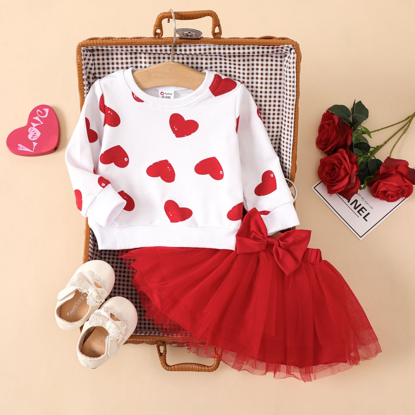 

2pcs Baby Girl Heart Pattern Long-sleeve Sweatshirt and Mesh Bow Decor Solid Skirt Set