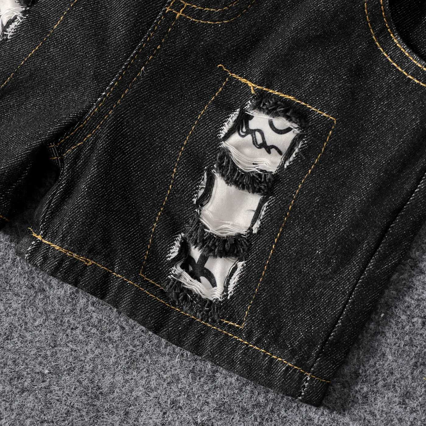 2pcs Toddler Boy Allover Letter Print Patch Pocket Tank Top and Cotton Ripped Denim Shorts Set  image 5