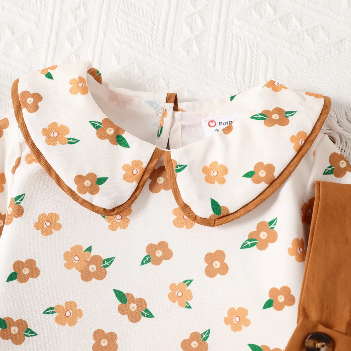 2pcs Baby Girl Allover Floral Print Ruffle Doll Collar Long-sleeve Top and 100% Cotton Solid Strappy Skirt Set  image 4