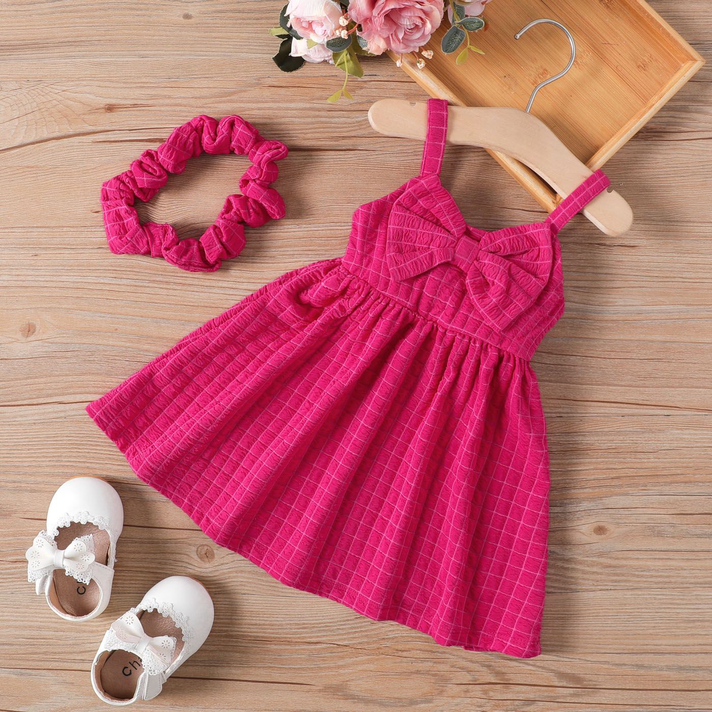 

2pcs Baby Girl Bow Decor Plaid Cami Dress with Scrunchie