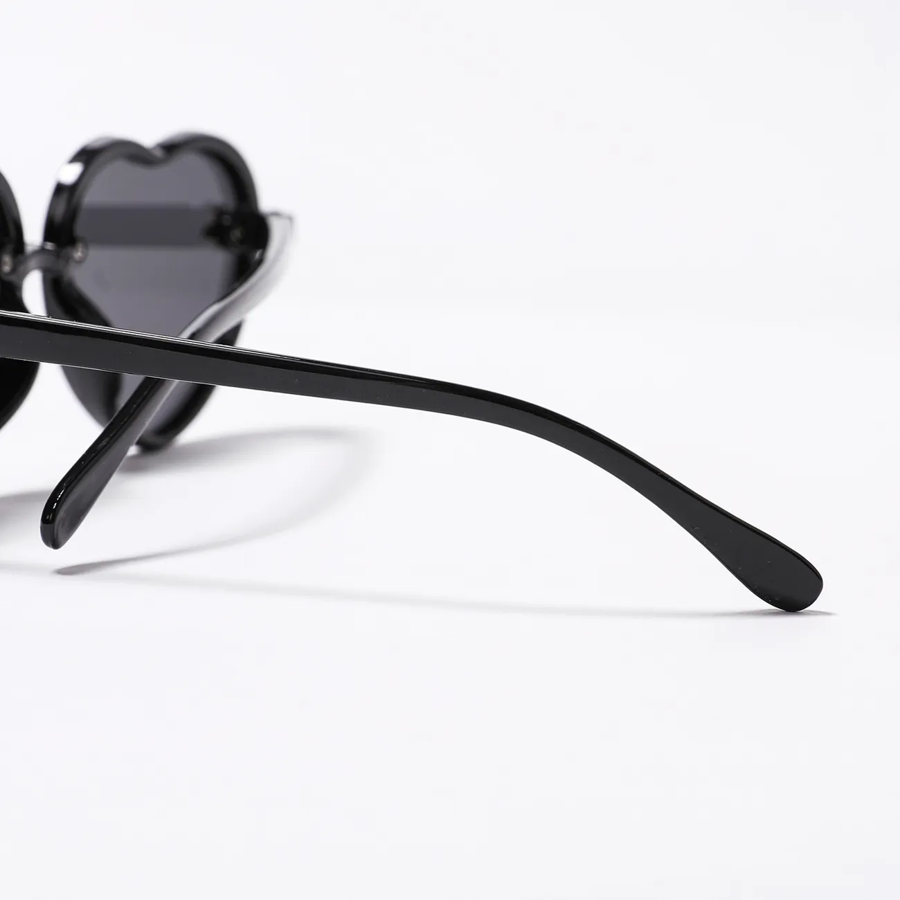 نظارات شمسية بإطار قلب للأطفال الصغار (مع حافظة نظارات) أسود big image 1