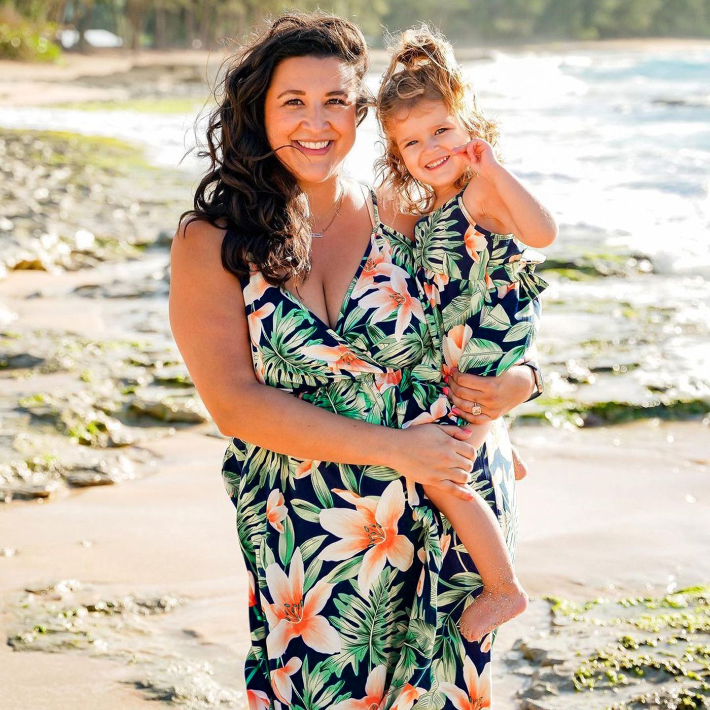 Family Matching All Over Floral Print V Neck Spaghetti Strap Midi Dresses and Splicing Short-sleeve 