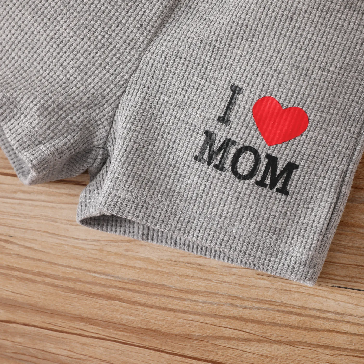 2pcs Baby Boy Letter Heart Print Short-sleeve Waffle Top and Shorts Set  image 5