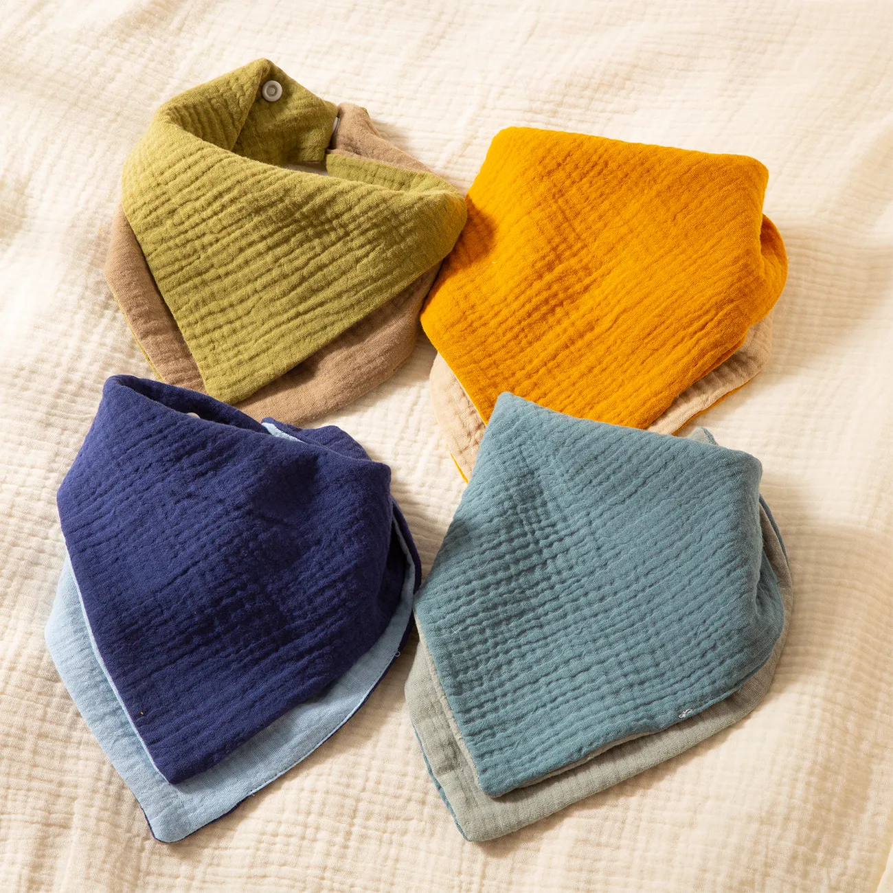 Zweifarbige Triangel-Babylätzchen aus Baumwolle für Jungen hellblau big image 1