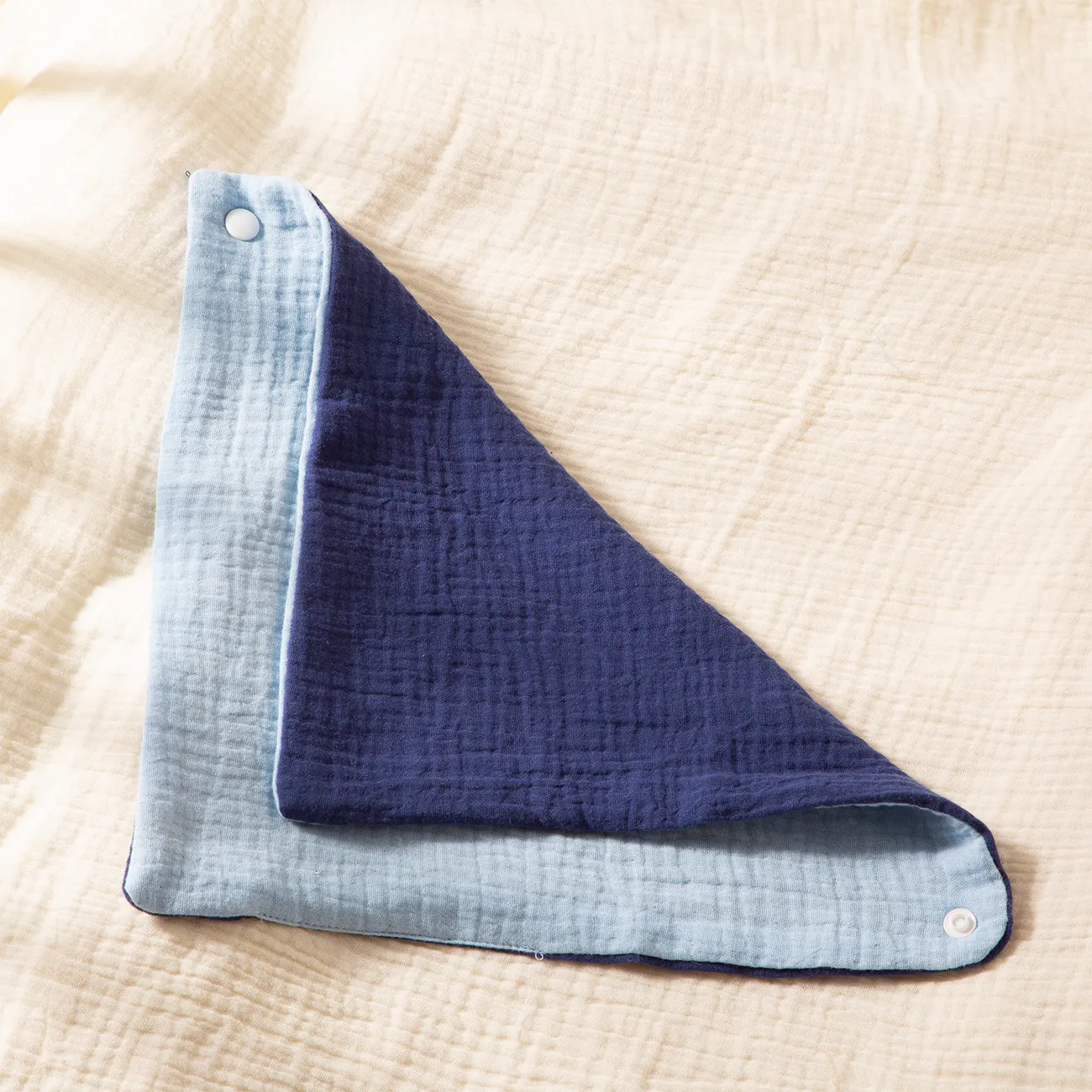 Zweifarbige Triangel-Babylätzchen aus Baumwolle für Jungen dunkelblau big image 1
