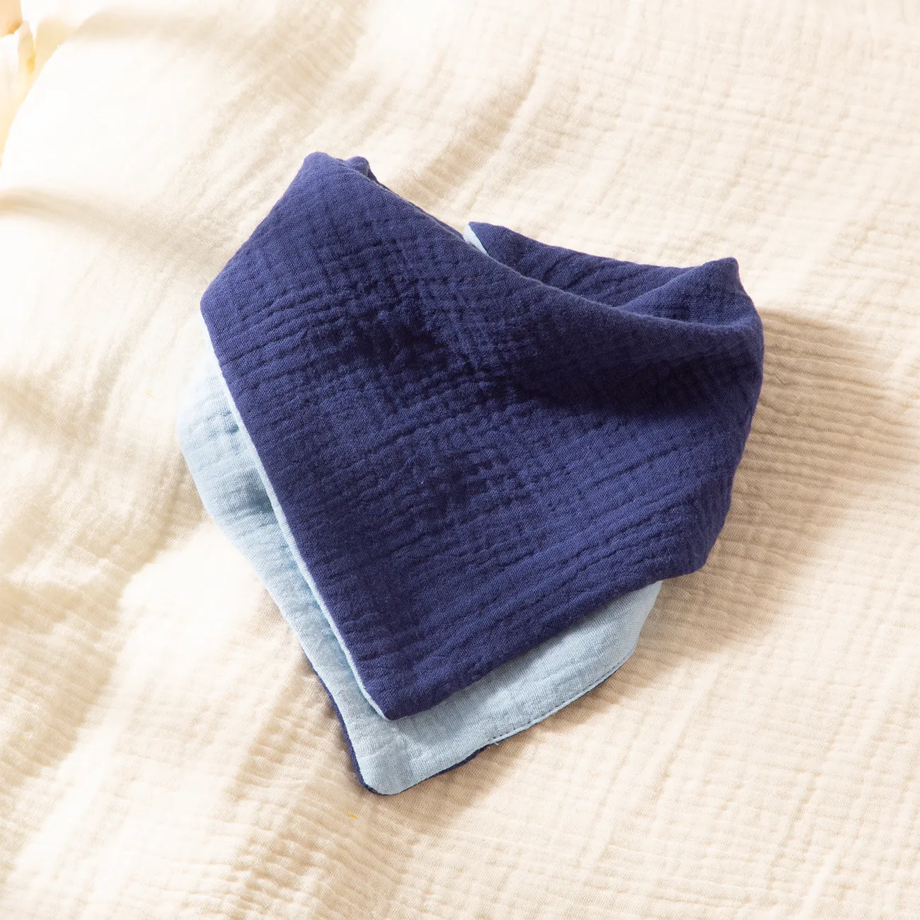 Baberos de bebé triángulo de doble color de algodón para niños Azul oscuro big image 1