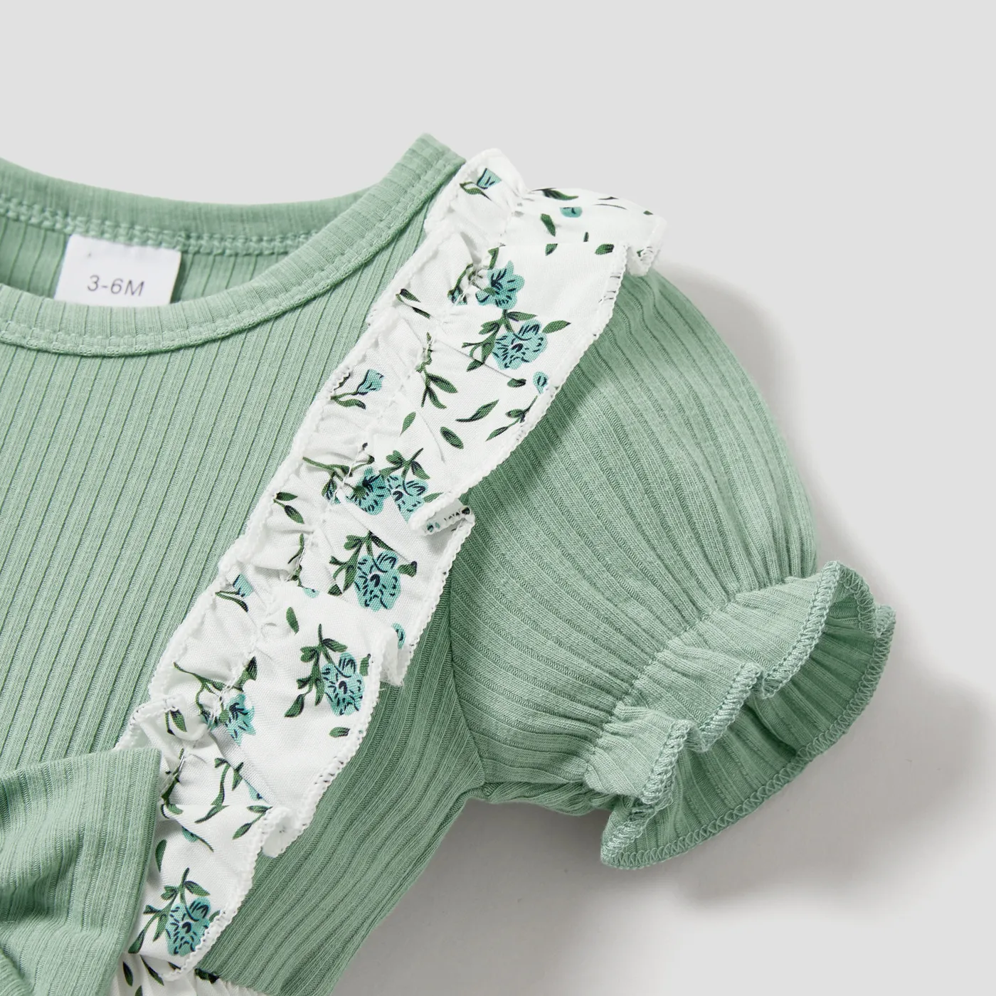 2pcs Baby Girl Ruffle Ribbed Allover Floral Print Puff-sleeve Romper and Headband Set  image 3