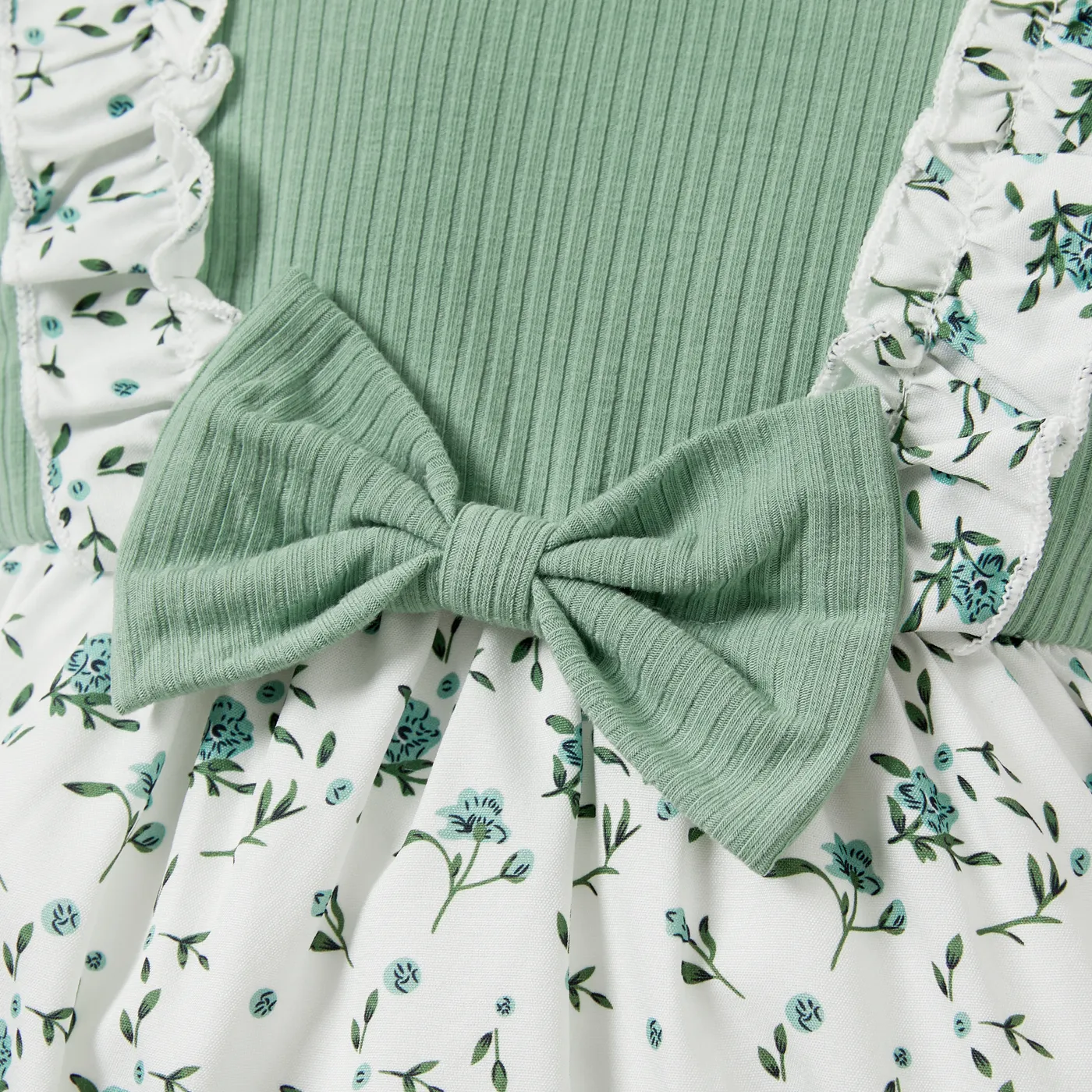 2pcs Baby Girl Ruffle Ribbed Allover Floral Print Puff-sleeve Romper and Headband Set  image 4