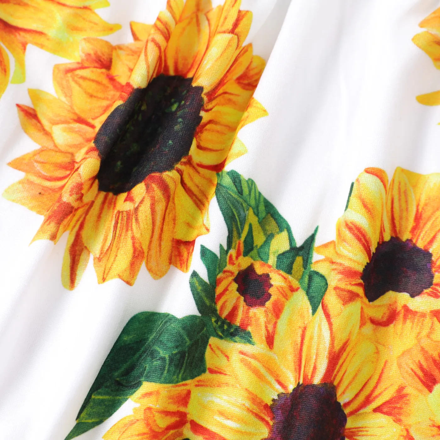2pcs Baby Girl 100% Cotton Solid Belted Shorts and Allover Sunflower Print Ruffled Collar Tank Romper Set Green image 4