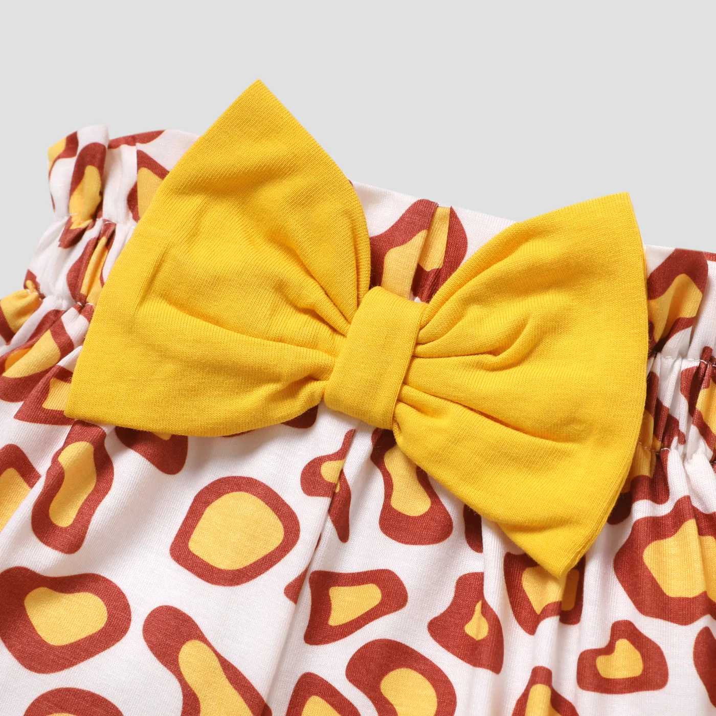 3pcs Baby Girl Cotton Short-sleeve Giraffe & Letter Graphic Romper and Bow Front Naia™ Bloomer Shorts & Headband Set  image 4