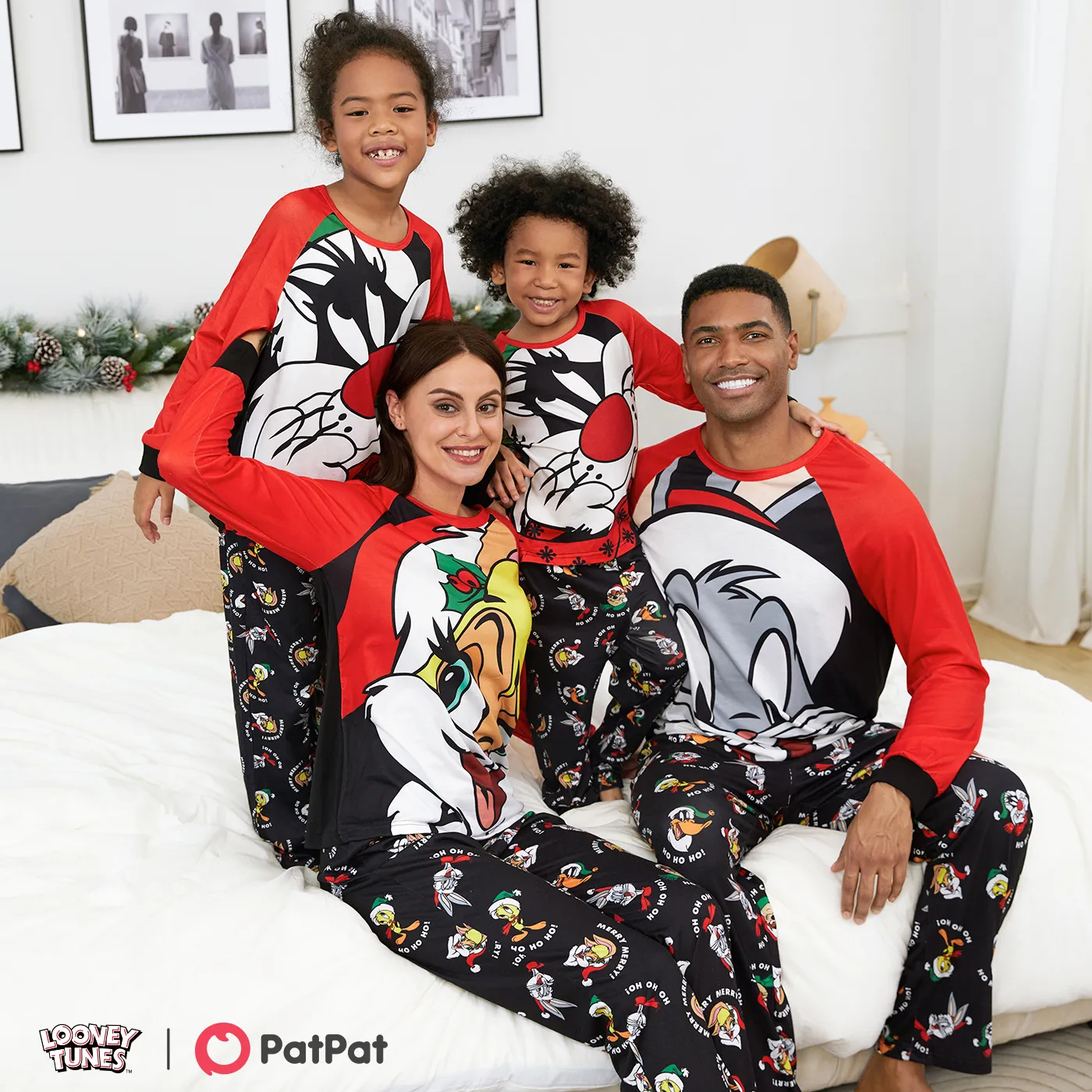 Looney Tunes  Family Matching Cartoon Graphic aglan-sleeve Allover Christmas Print Pajamas Sets (Flame Resistant)