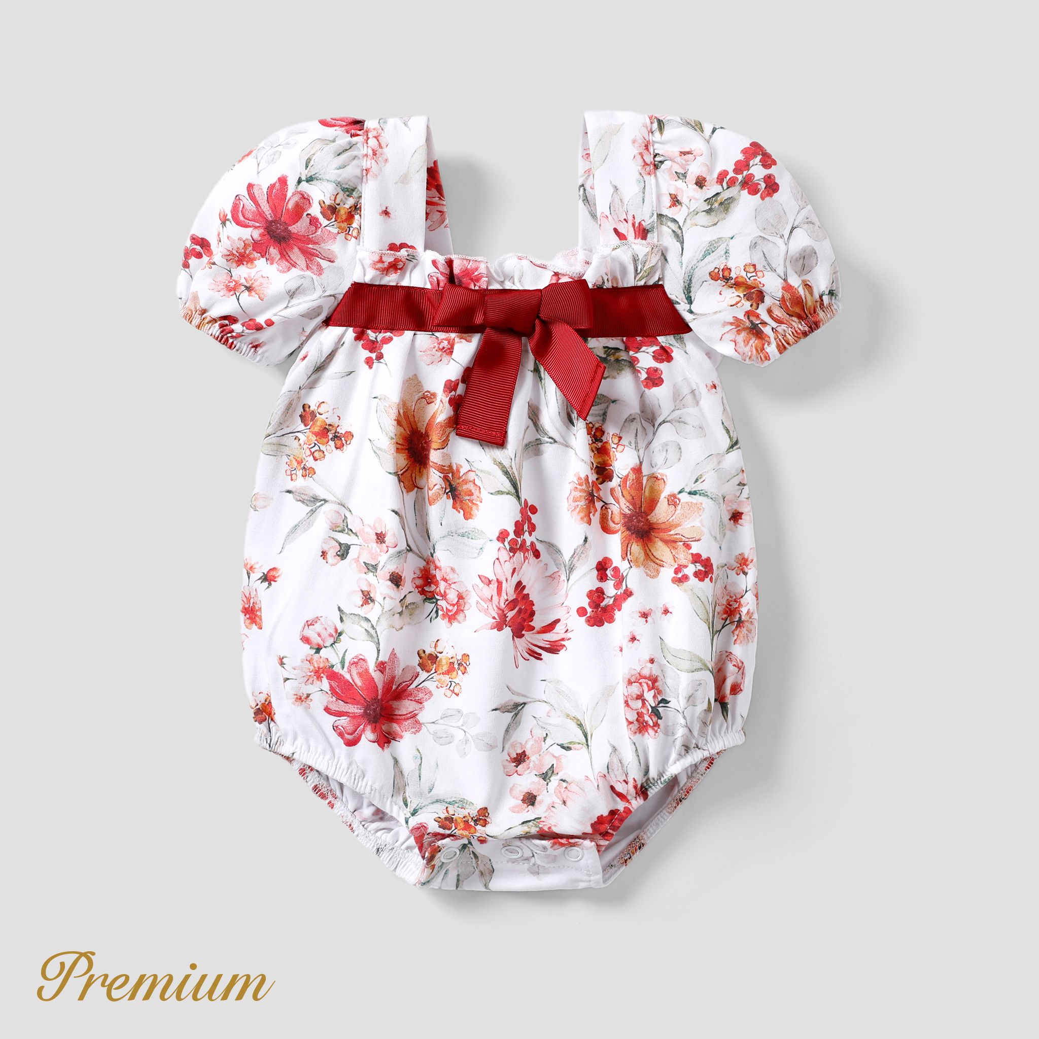 嬰兒女孩花朵圖案短袖連體褲套裝，配有蘑菇邊緣。