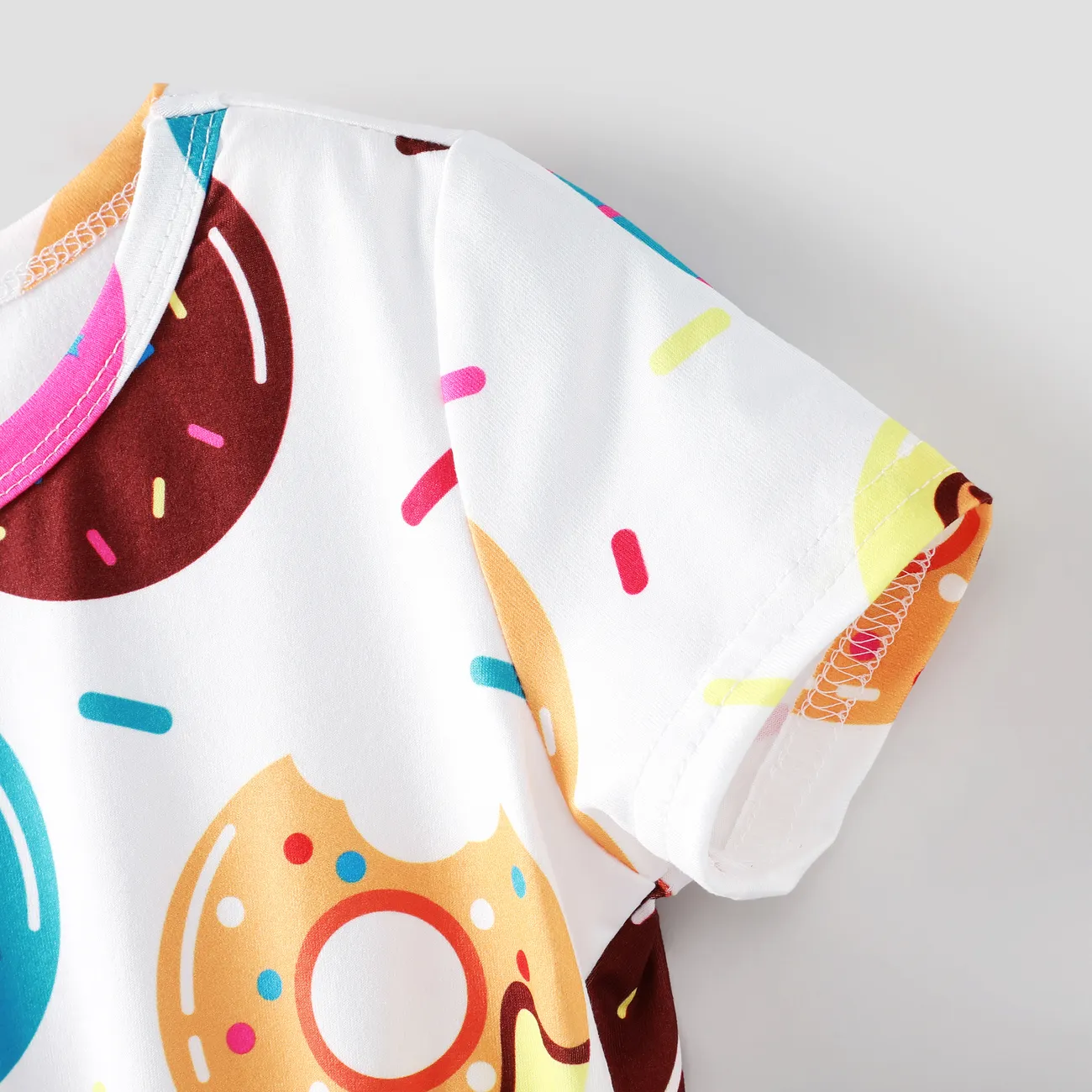 فستان قصير الأكمام بطباعة دونات للطعام للفتيات الصغيرات أبيض big image 1