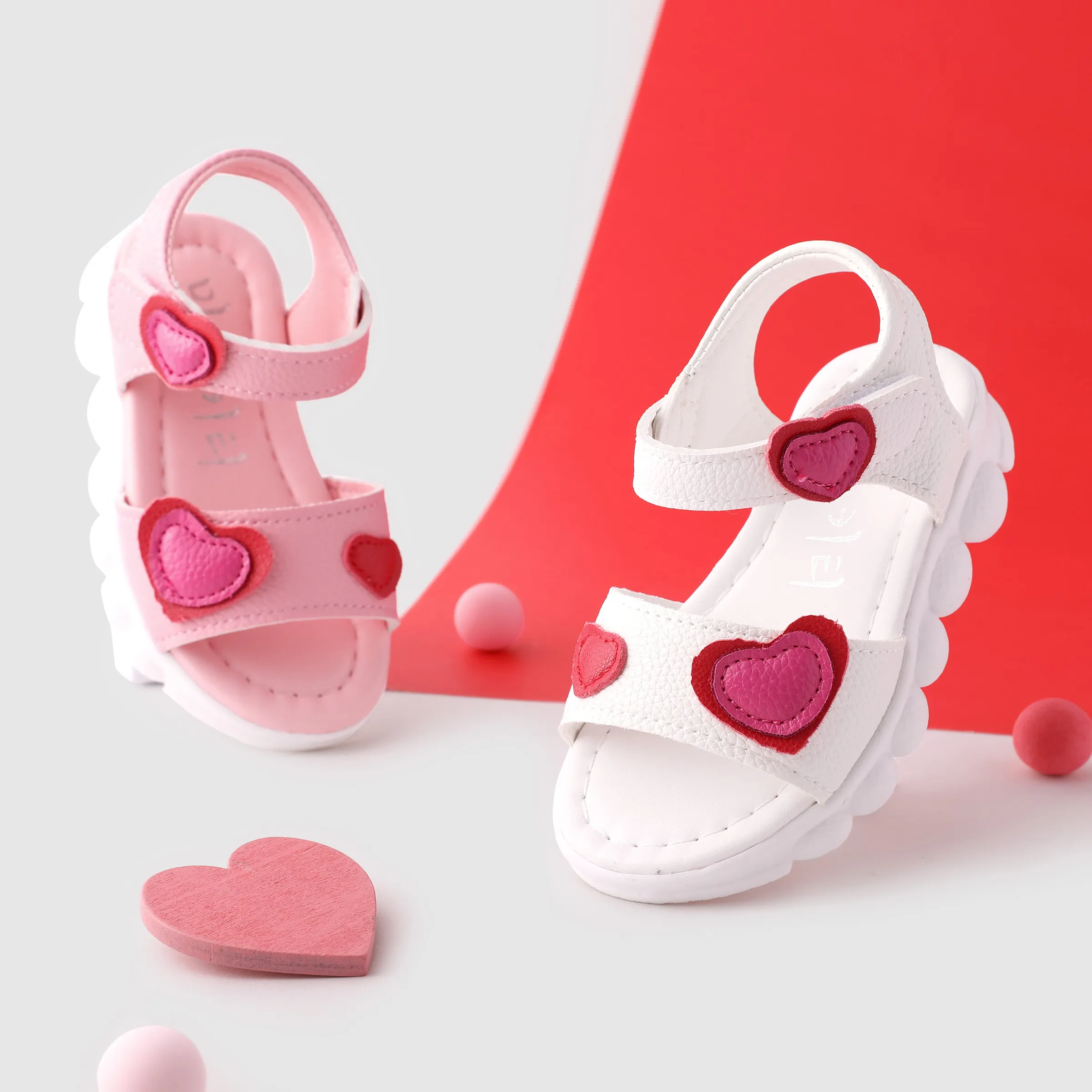 Niño pequeño / niños niña Costura de tela en forma de corazón Sandalias de velcro