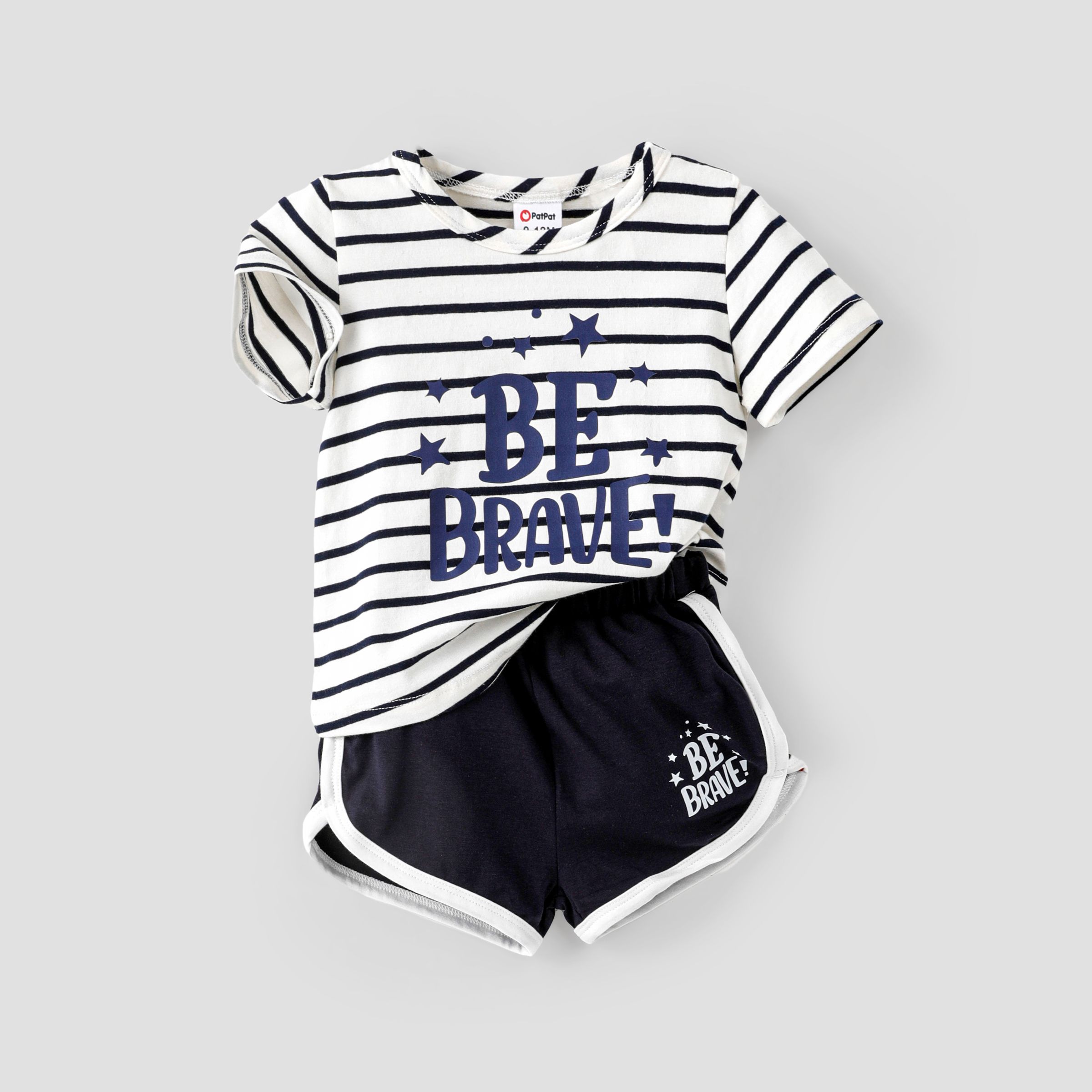 Bébé Garçon 2pcs Rayé Lettre Imprimé Tee-shirt Et Short Ensemble / 1-Pack Chaussettes / Chaussures En Toile