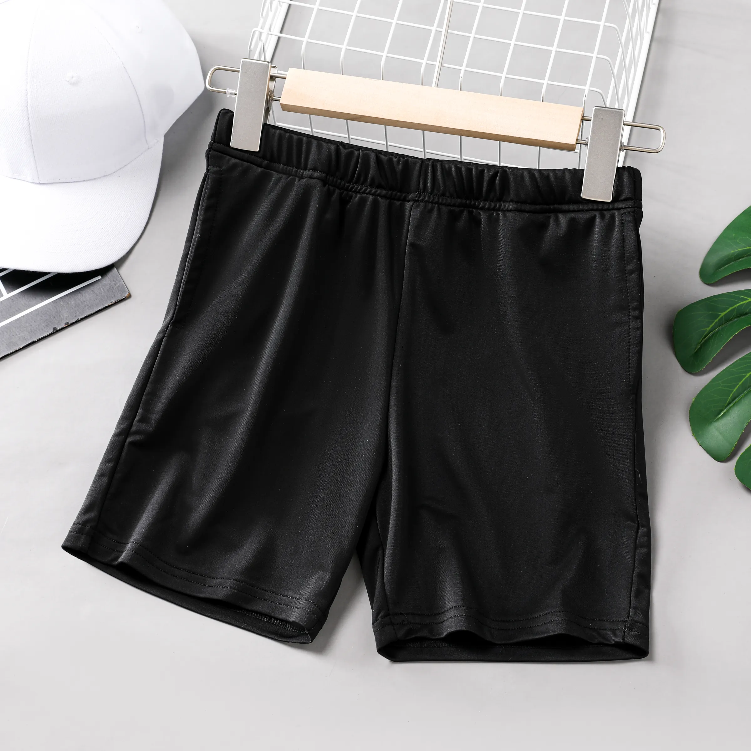 夏季涼爽男生短褲，採用93%聚酯冰絲材質，運動風格。