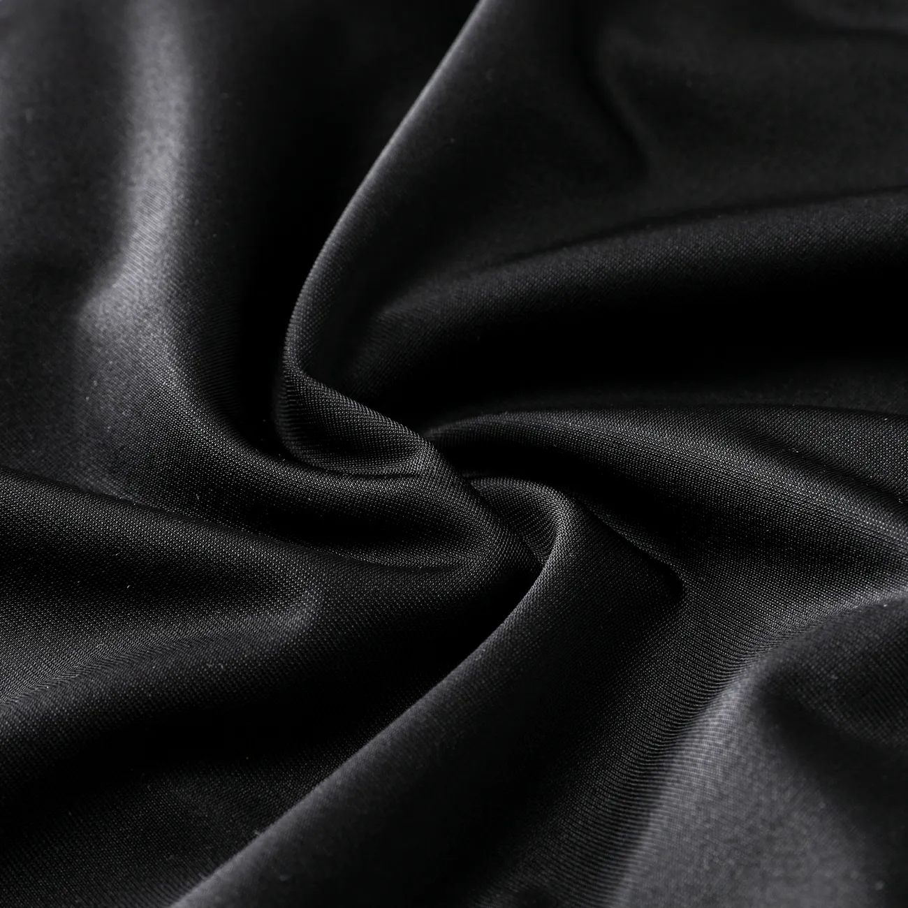 Sommerliche kühle Jungenshorts aus einem Materialmix aus 93% Polyester und Eis-Seide. Sportlicher St schwarz big image 1