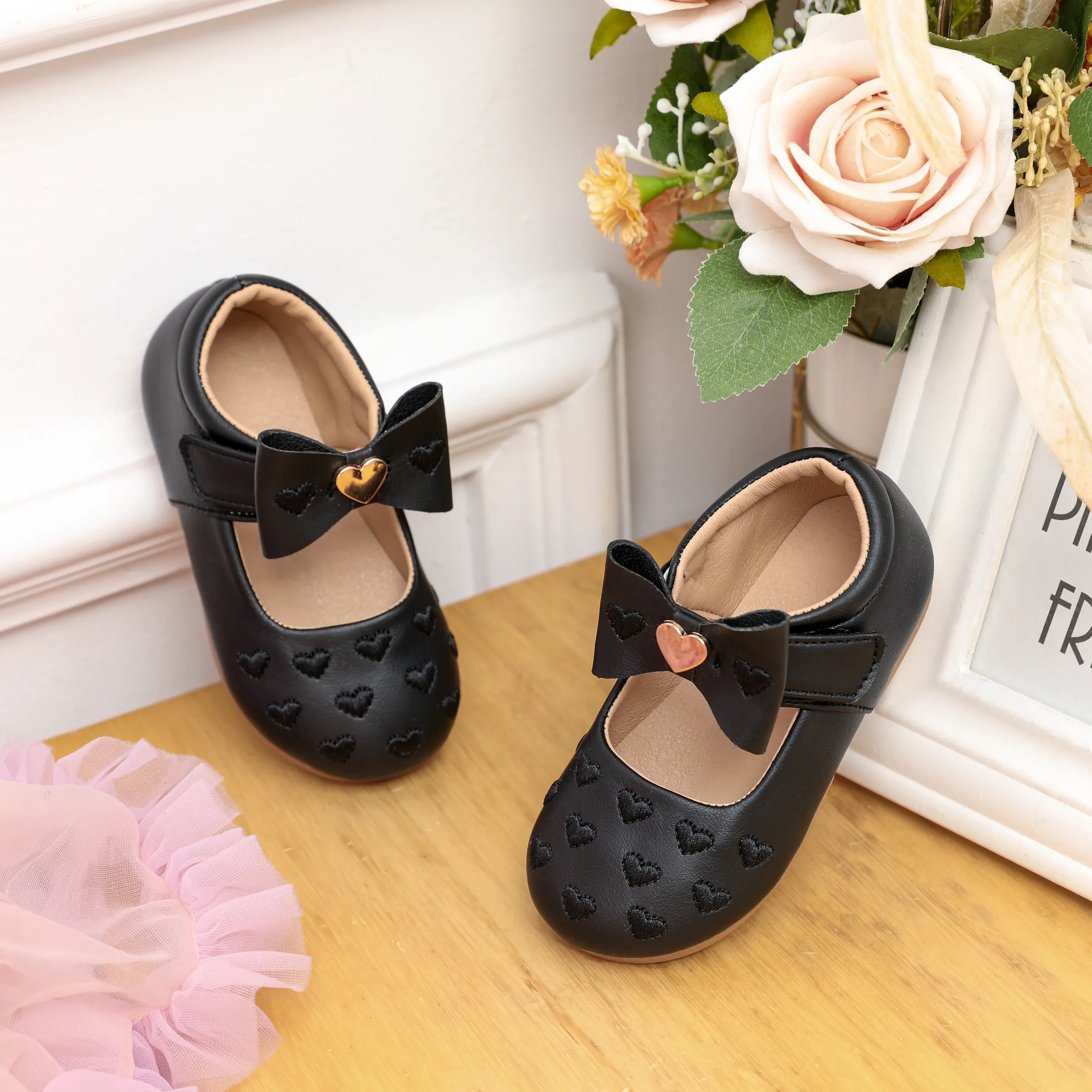 

Toddler/Kids Girls Sweet Style Heart-shaped Embroidered Bow Decor Velcro Leather Shoes